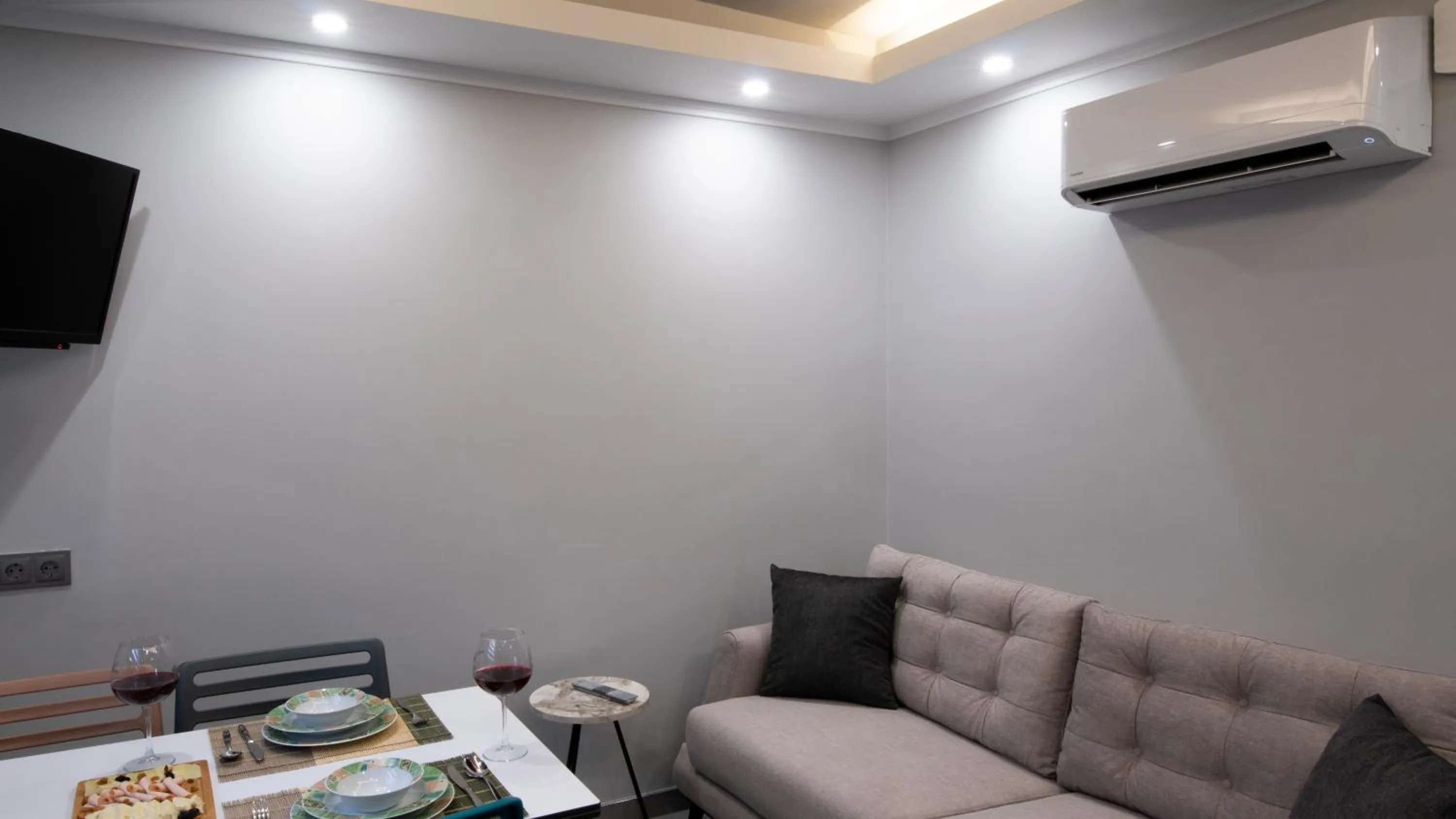 TV and multimedia in OPERA SUITES Apart Hotel