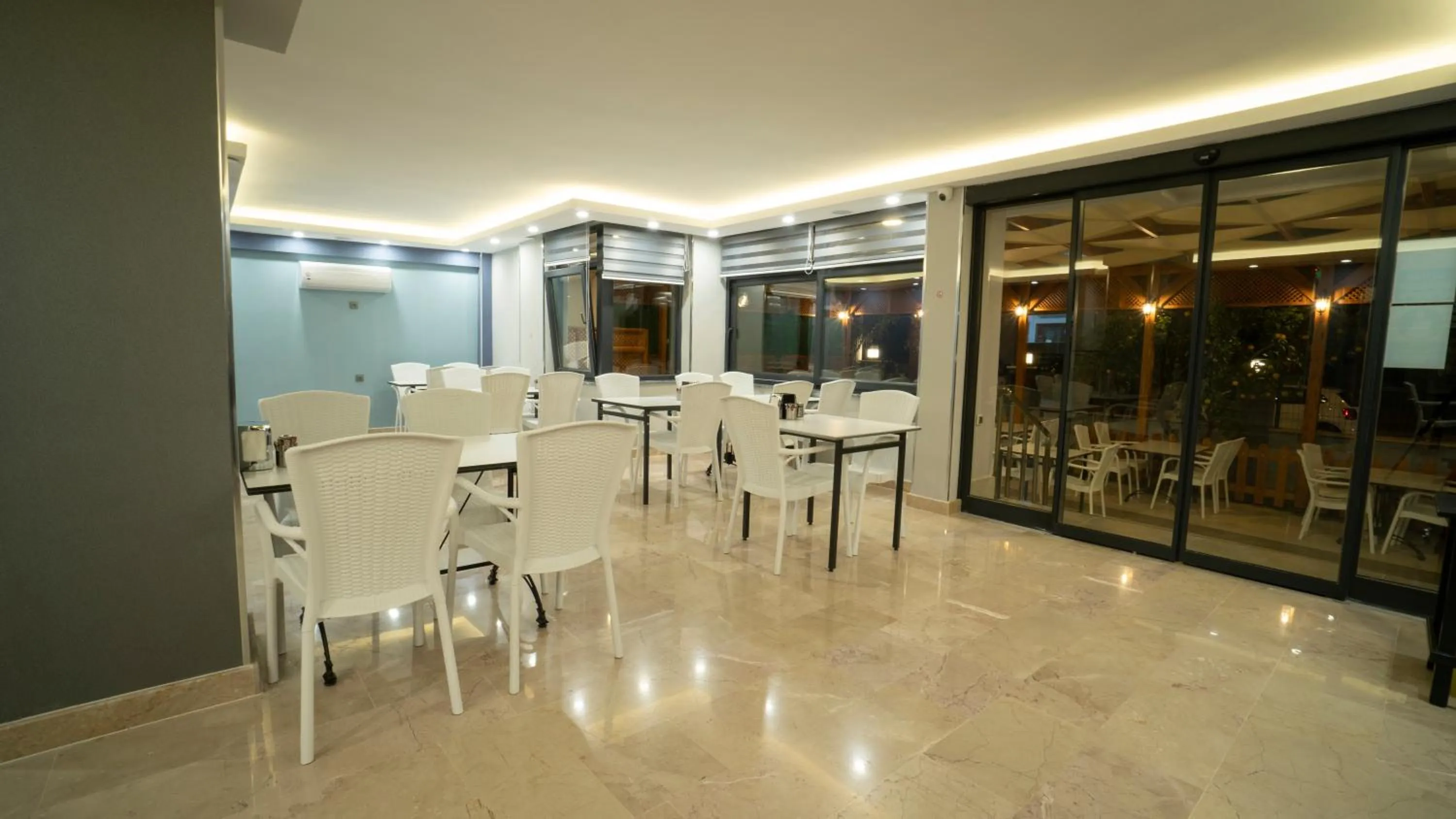 Restaurant/places to eat in OPERA SUITES Apart Hotel