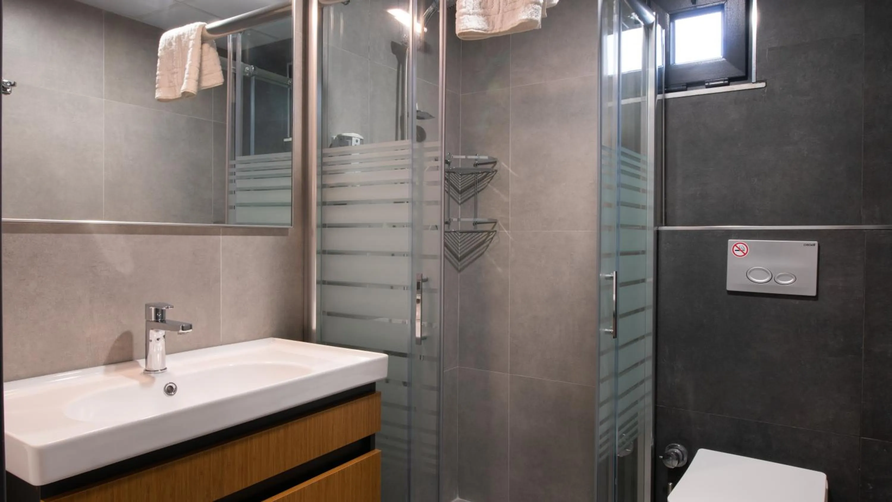 Shower in OPERA SUITES Apart Hotel