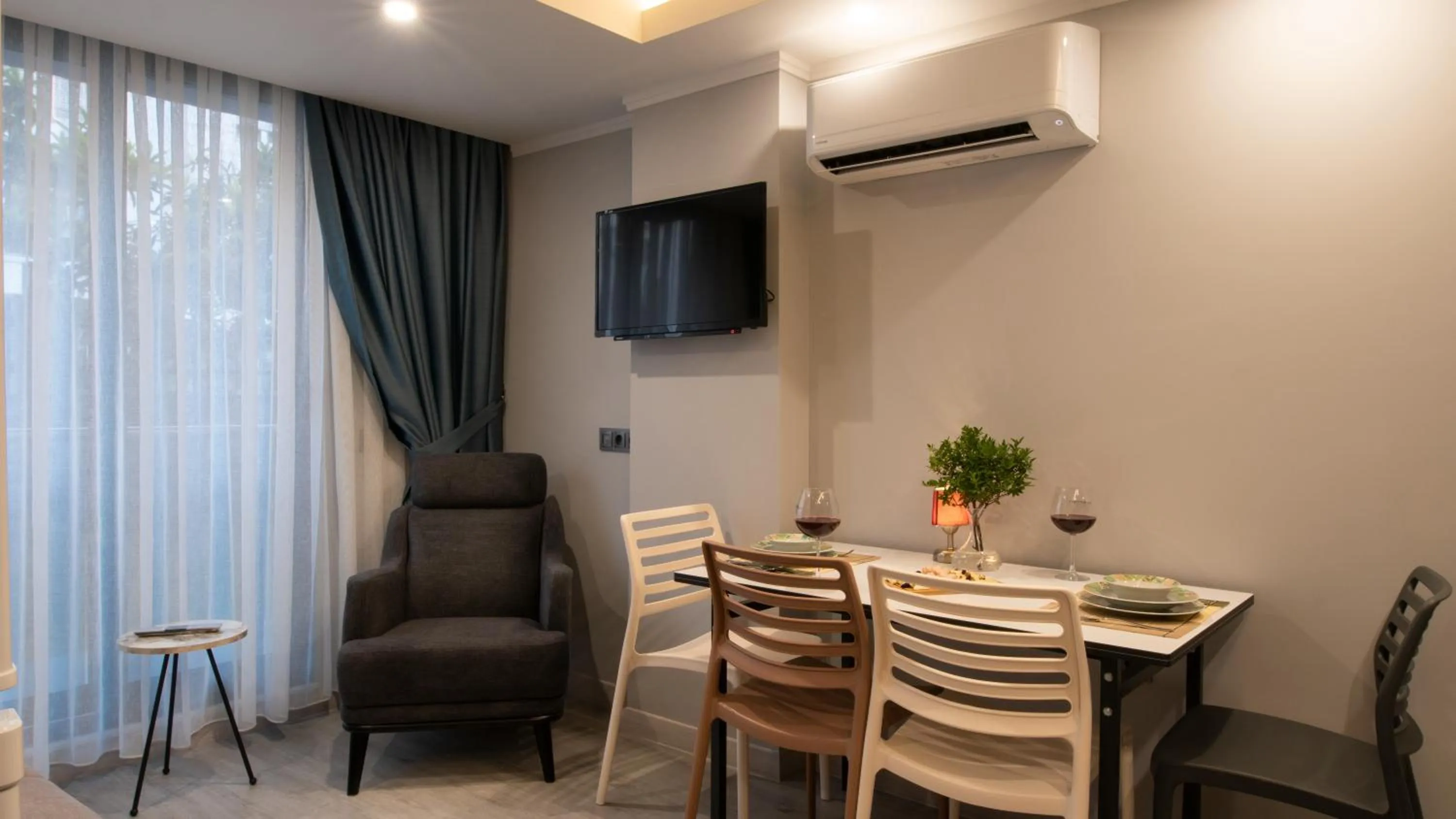 TV and multimedia in OPERA SUITES Apart Hotel