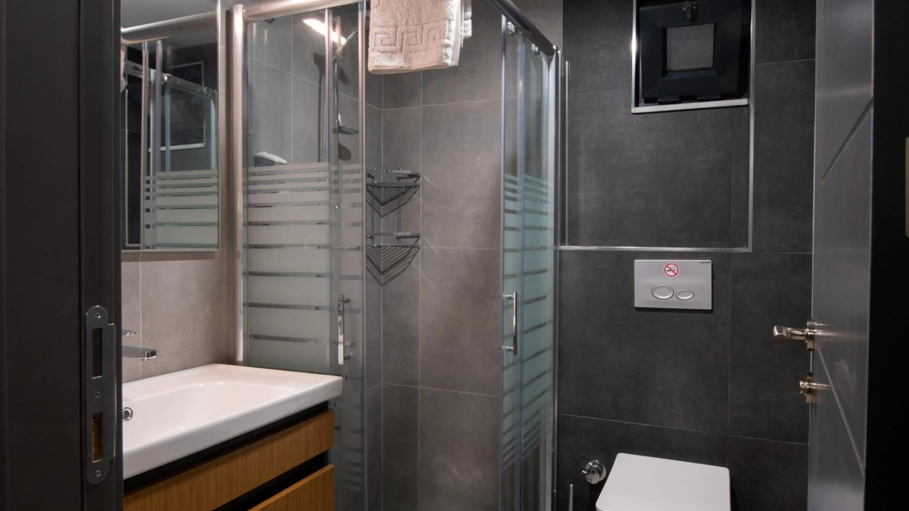 Shower in OPERA SUITES Apart Hotel