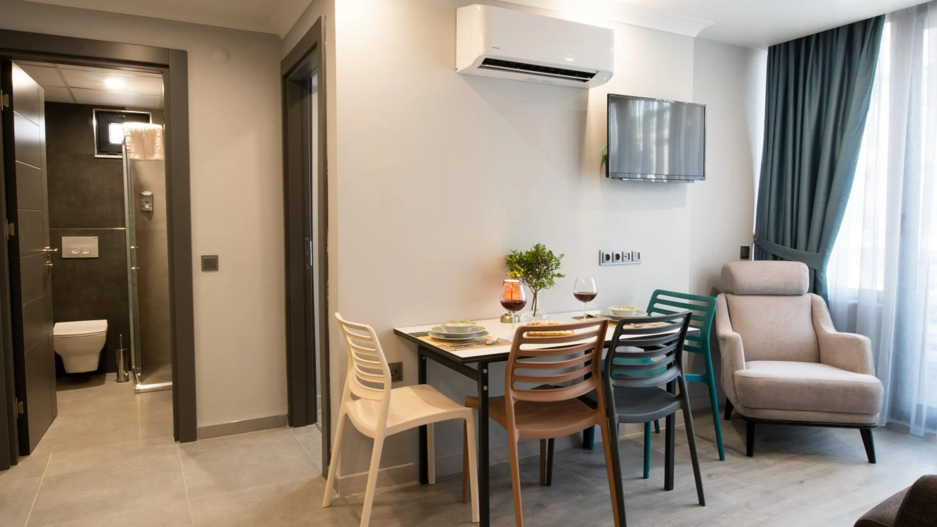 Seating area in OPERA SUITES Apart Hotel