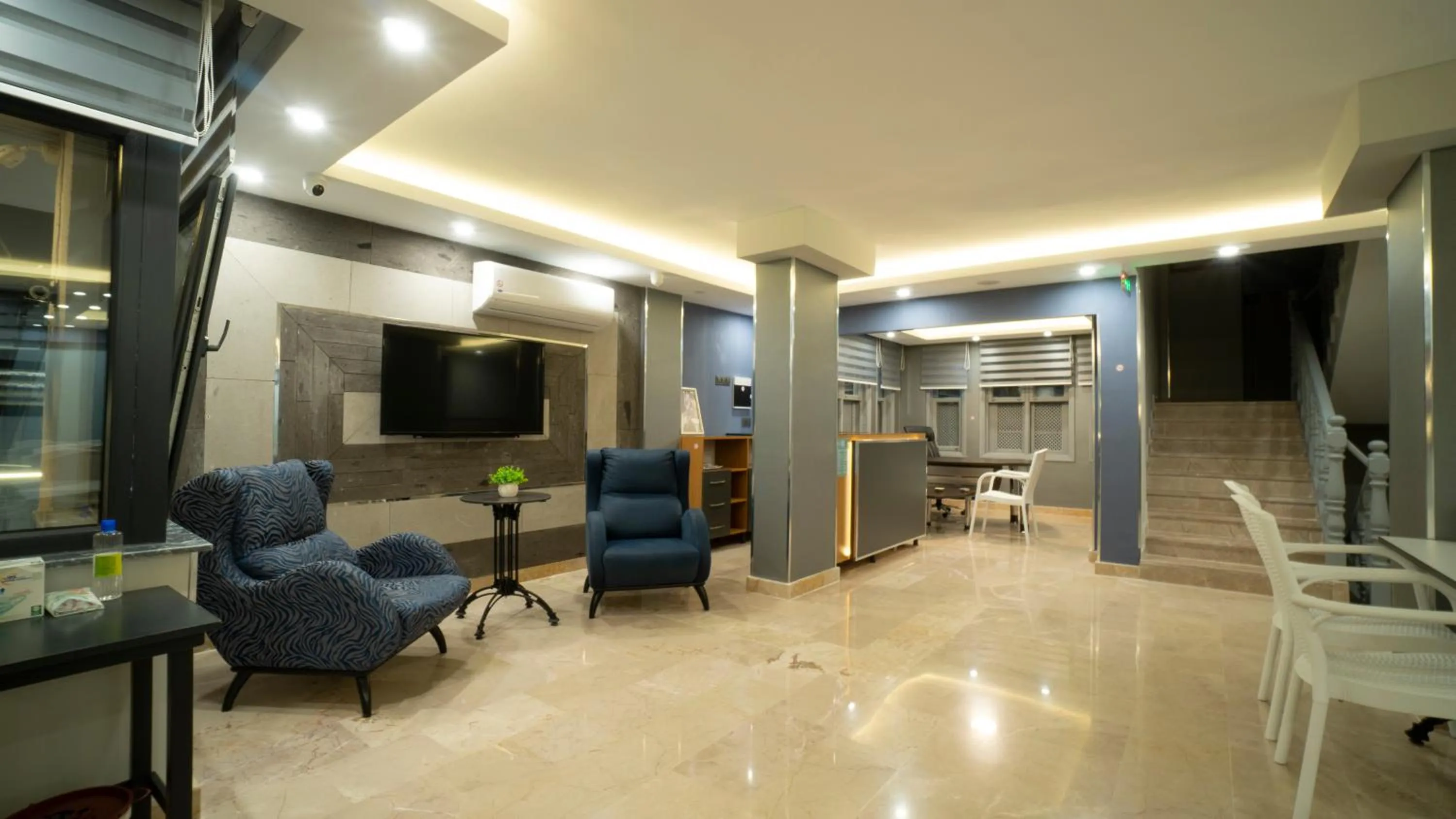 Communal lounge/ TV room in OPERA SUITES Apart Hotel