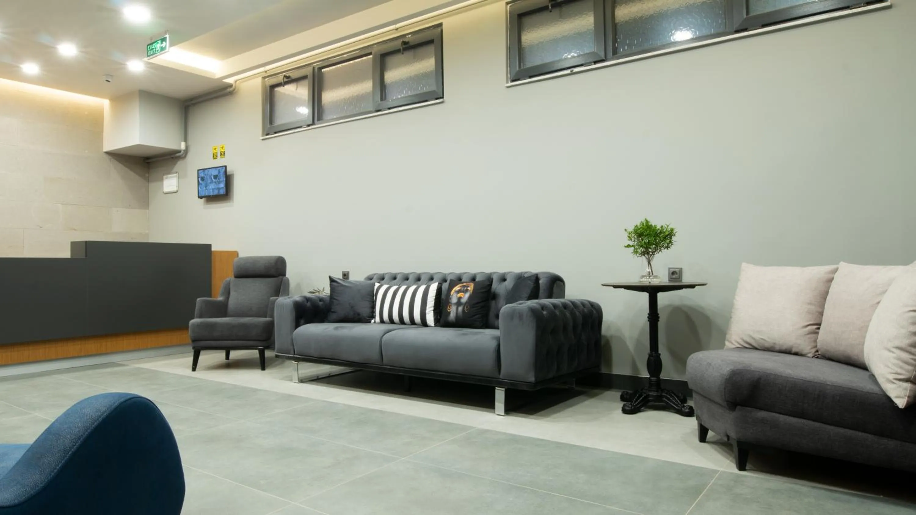 Communal lounge/ TV room in OPERA SUITES Apart Hotel