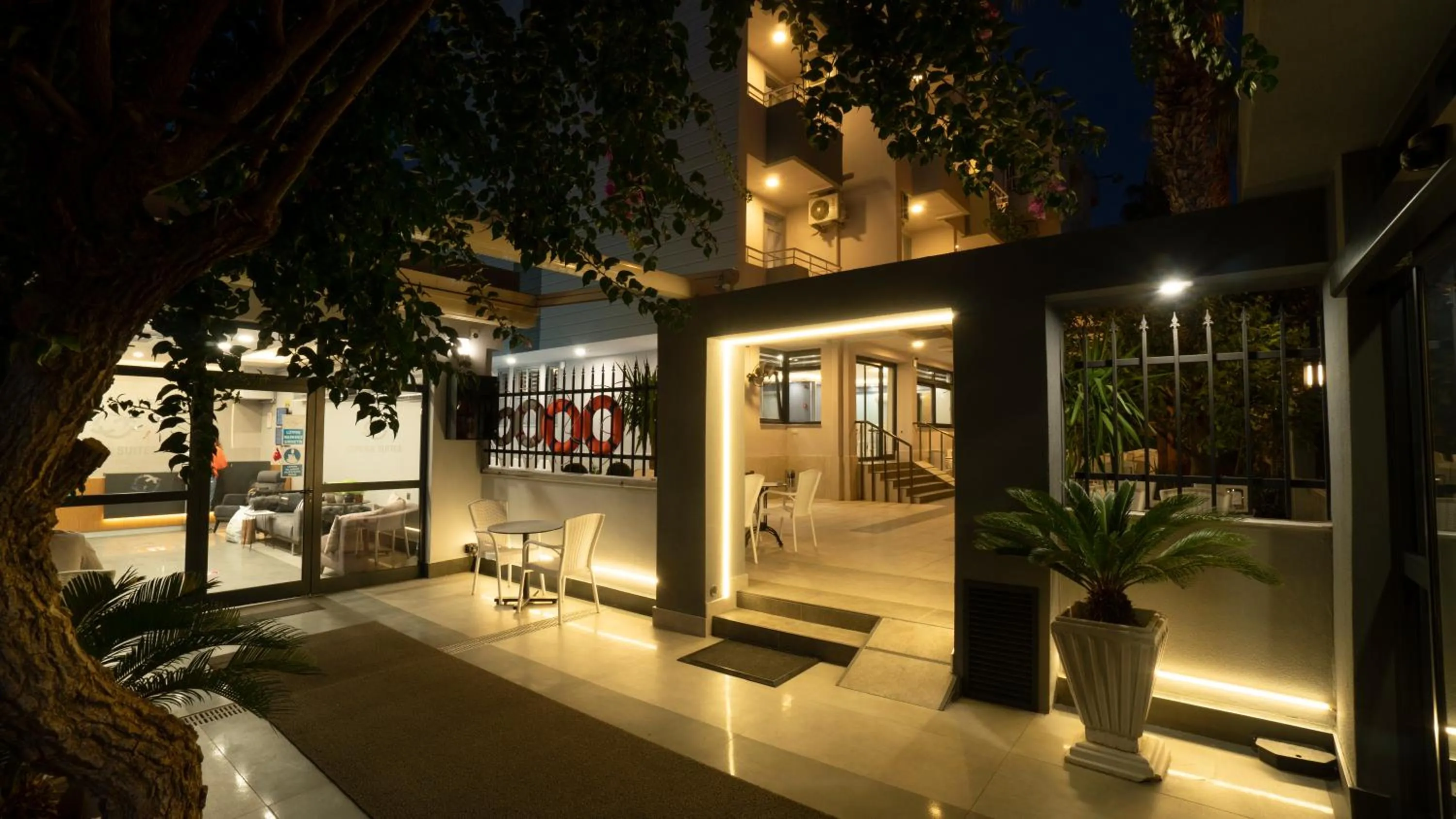 Facade/entrance in OPERA SUITES Apart Hotel