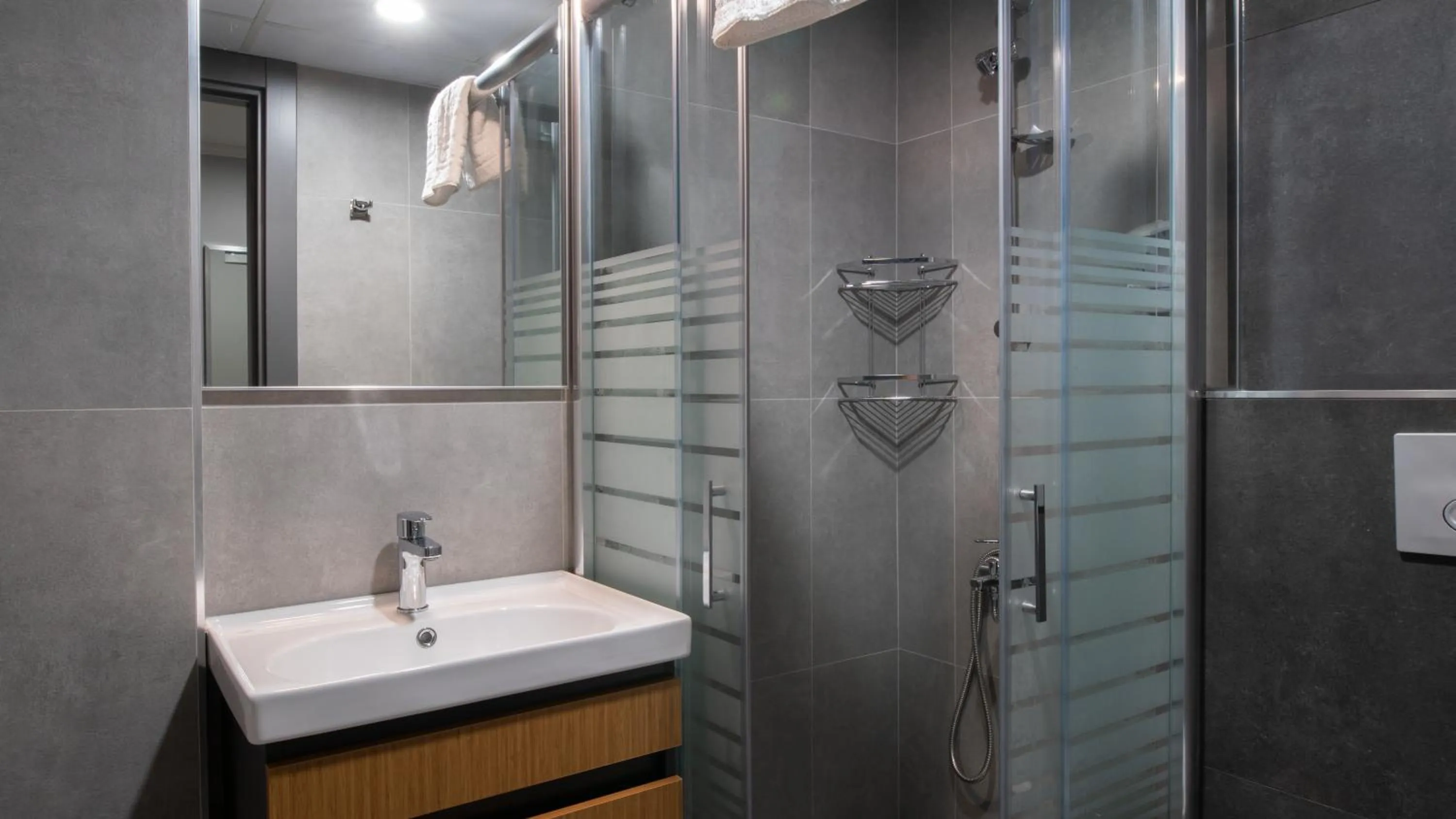 Shower in OPERA SUITES Apart Hotel