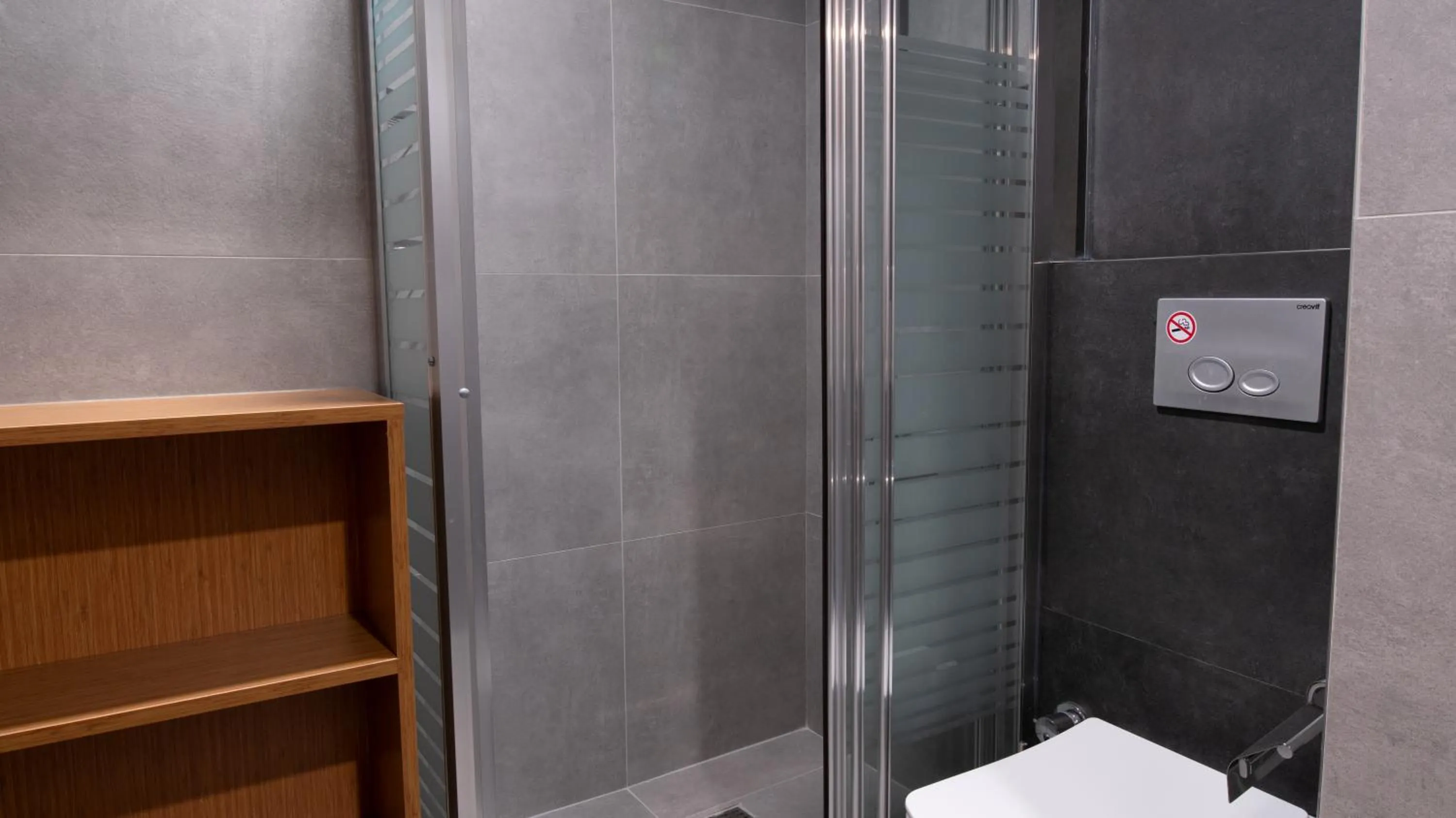 Shower in OPERA SUITES Apart Hotel