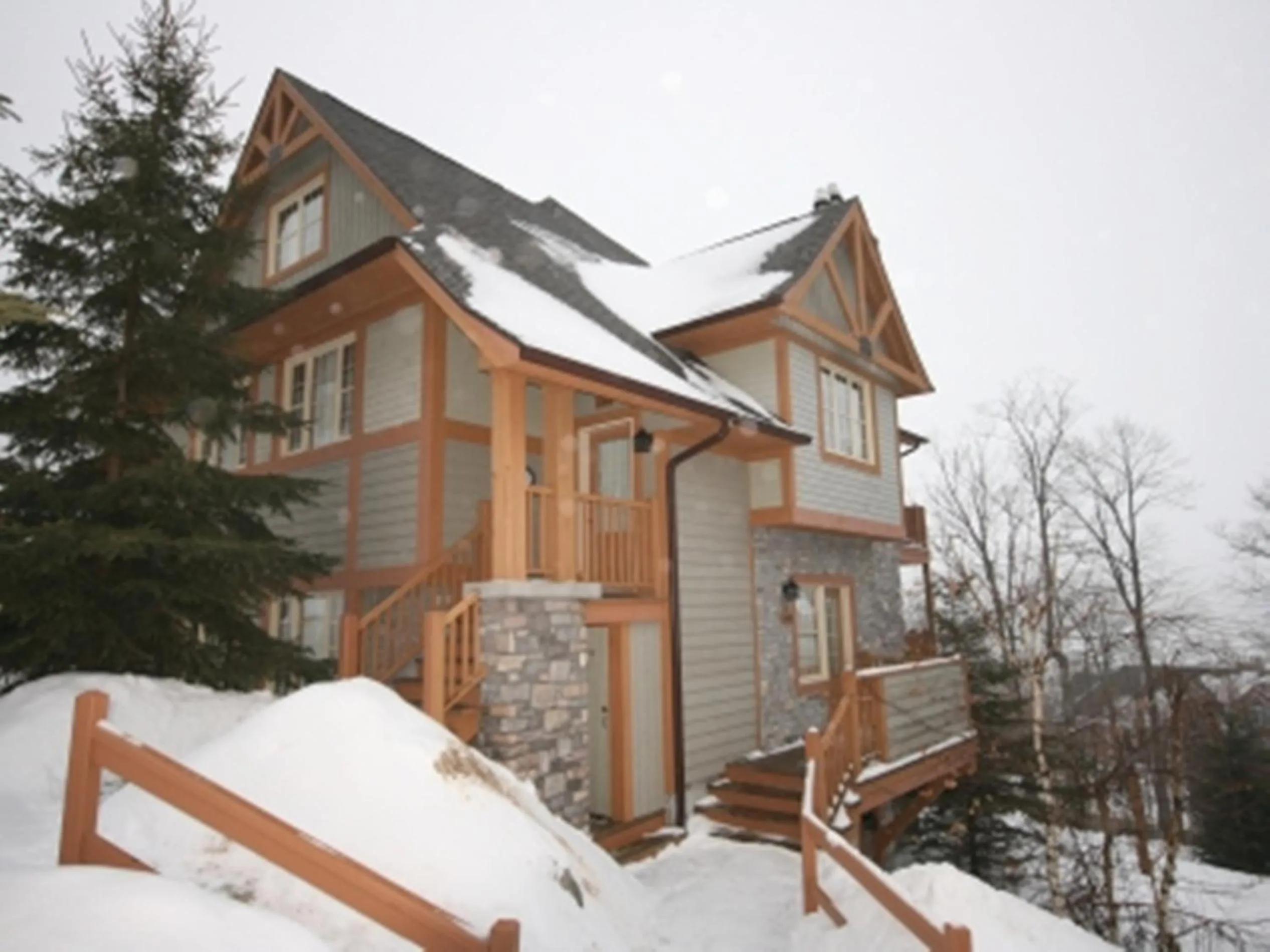 Facade/entrance in Les Falaises by Rendez-Vous Mont-Tremblant