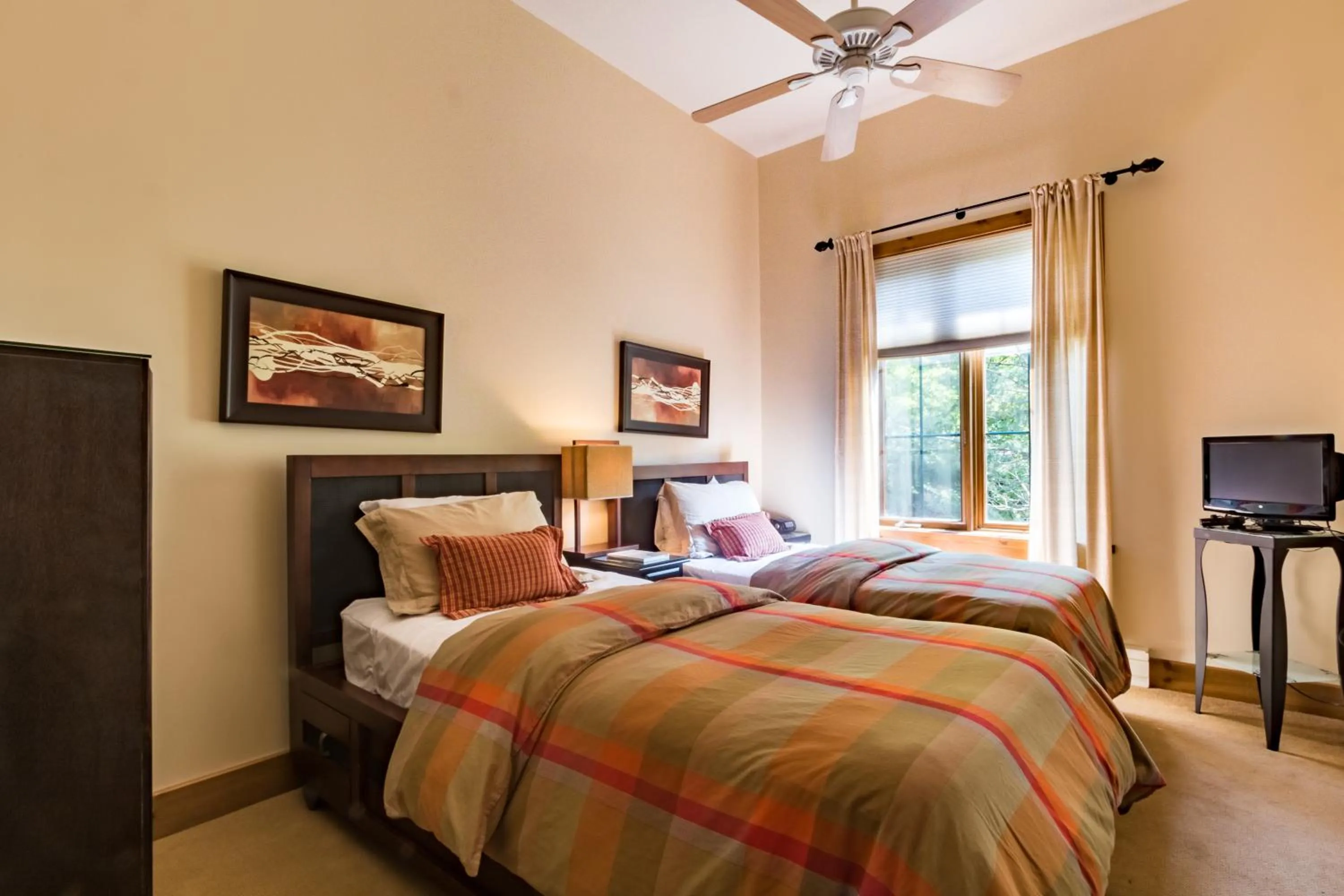 Bed in L'Équinoxe Rendez-Vous Mont-Tremblant