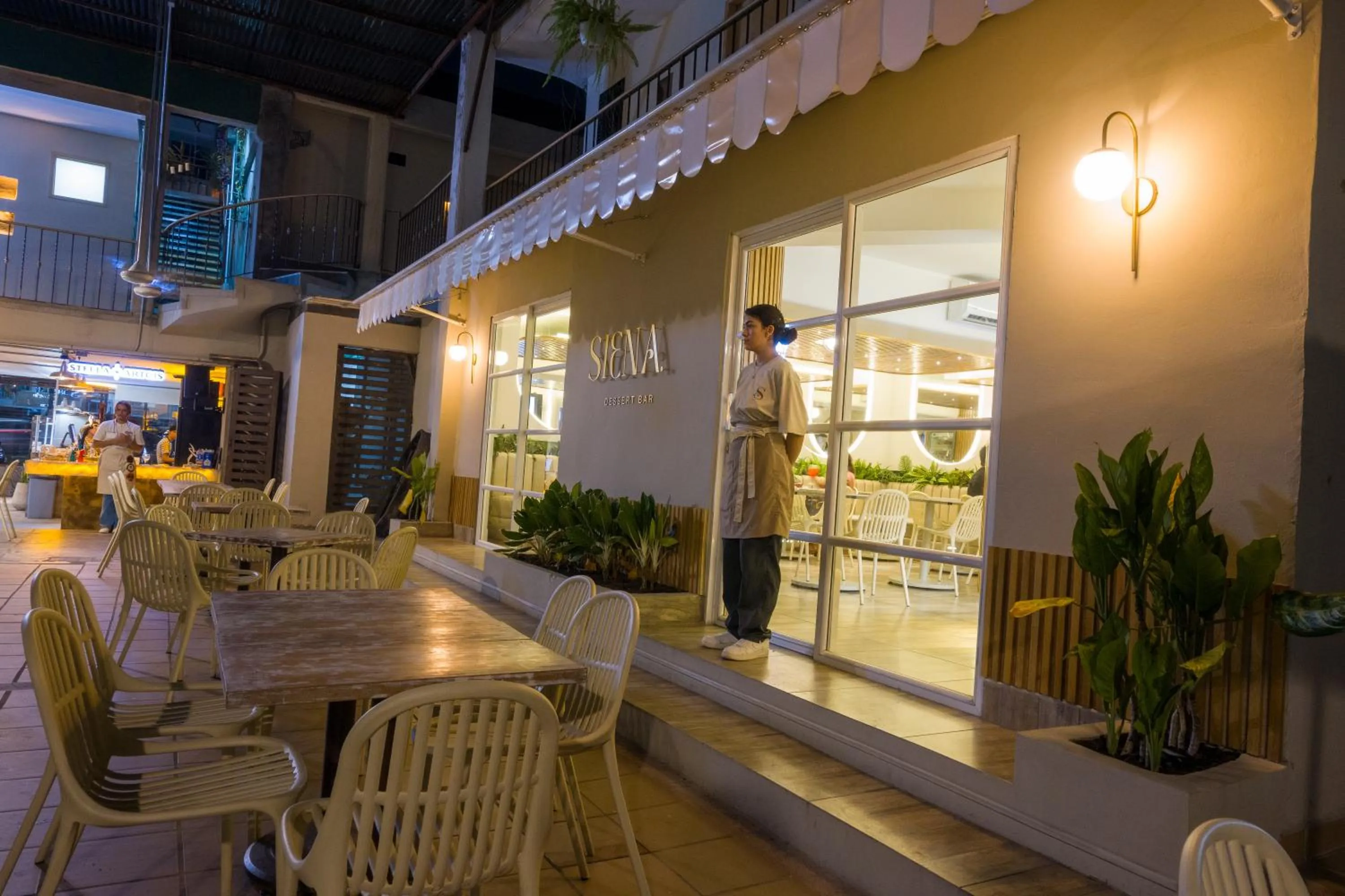 Restaurant/places to eat in Corona Real