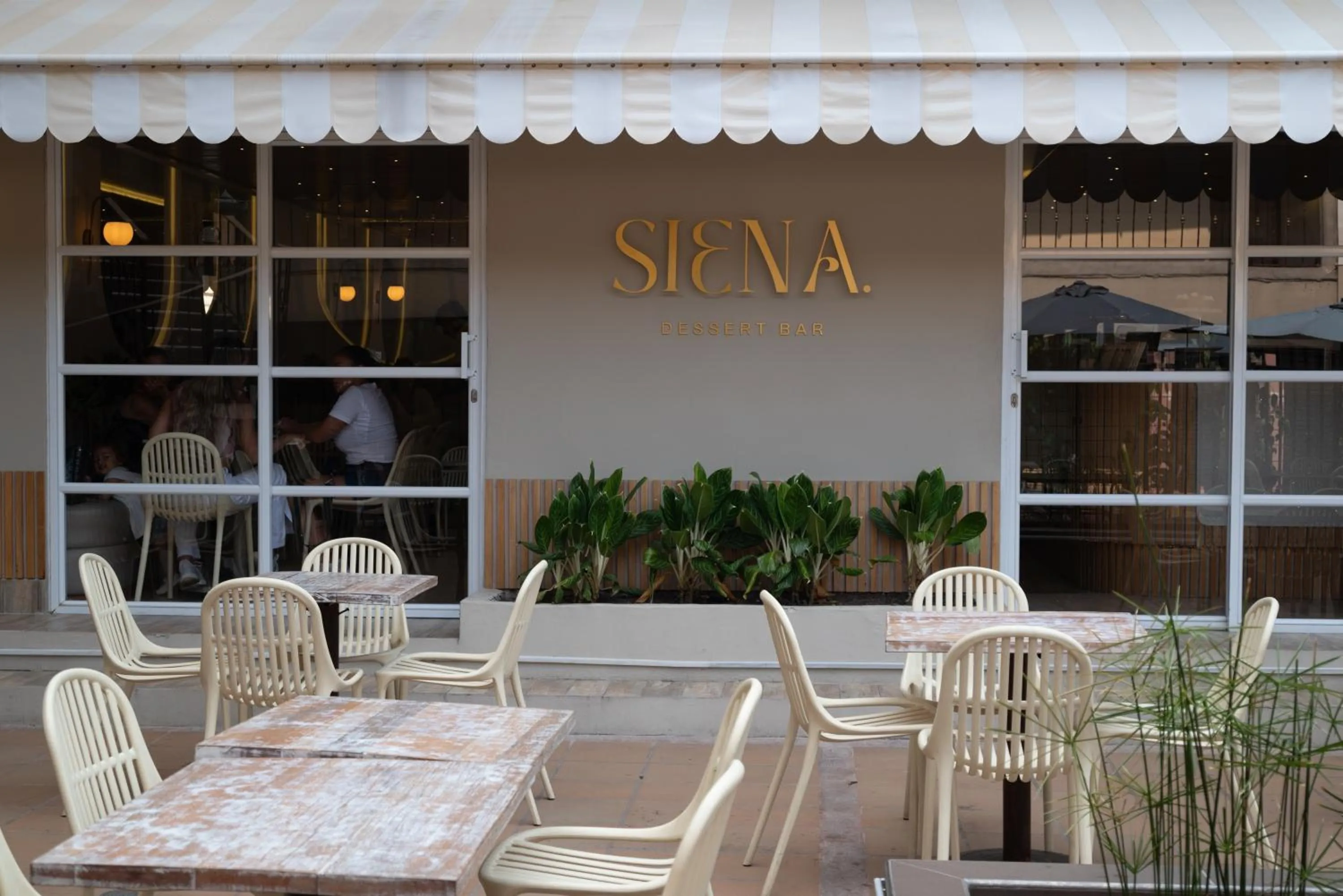 Restaurant/places to eat in Corona Real