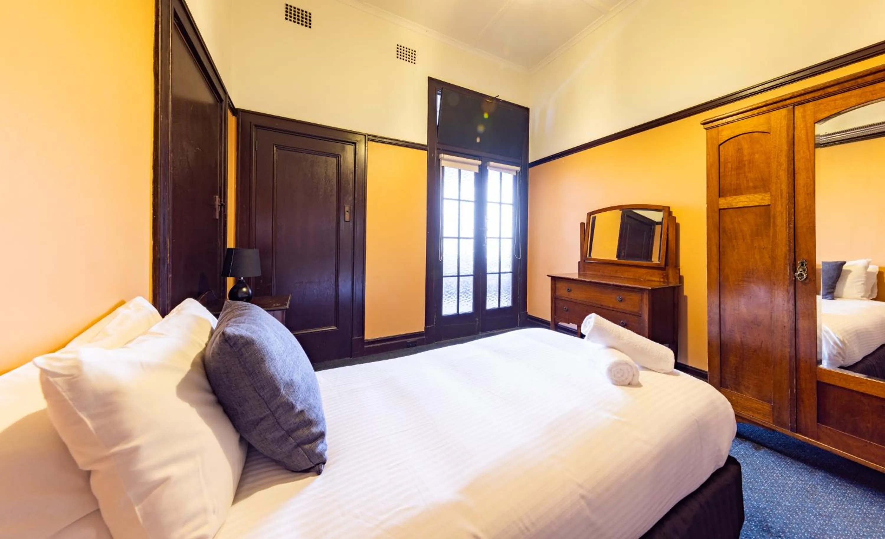 Single Room with Private Bathroom in Strathfield Hotel