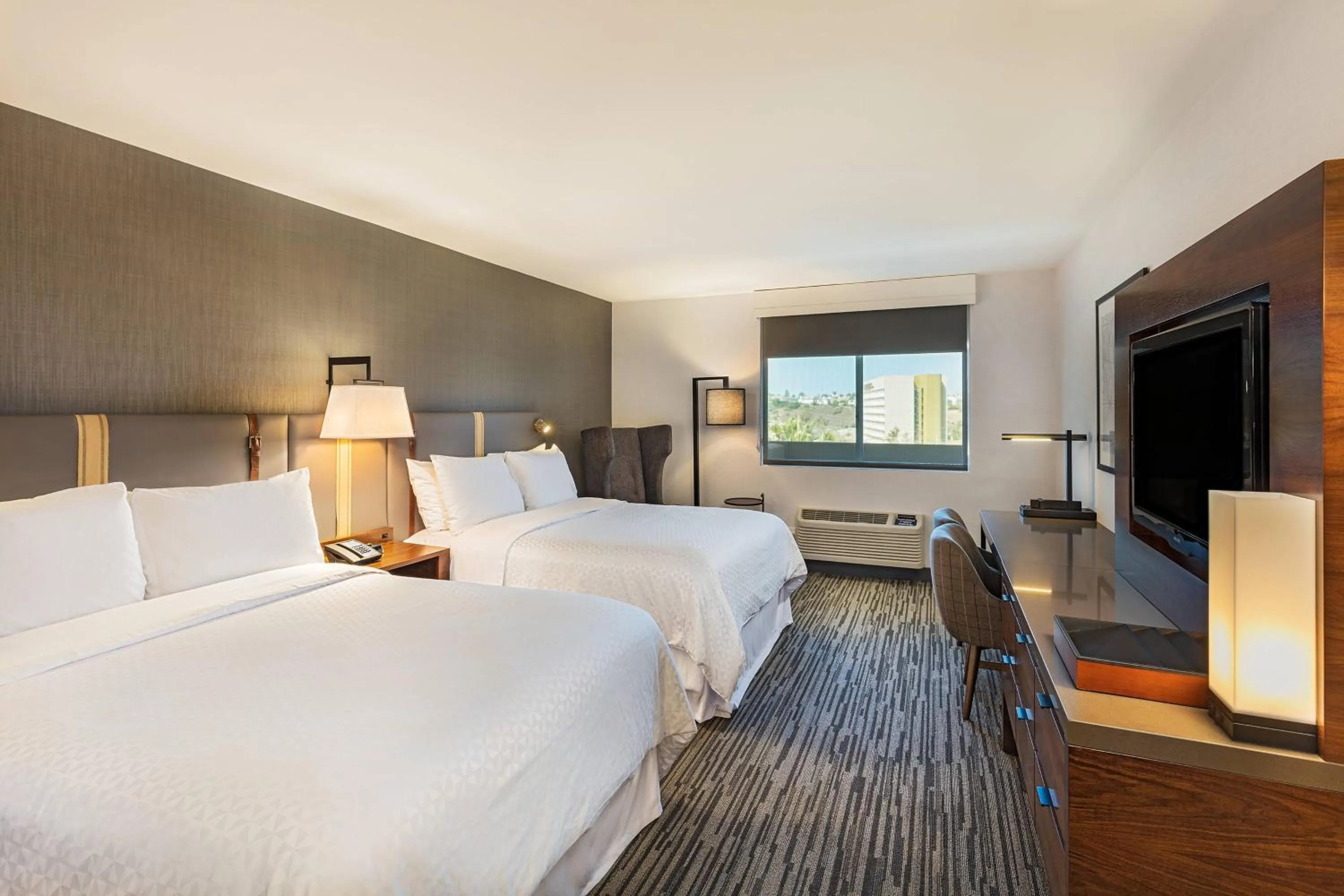 Photo of the whole room, Bed in Four Points by Sheraton Los Angeles Westside