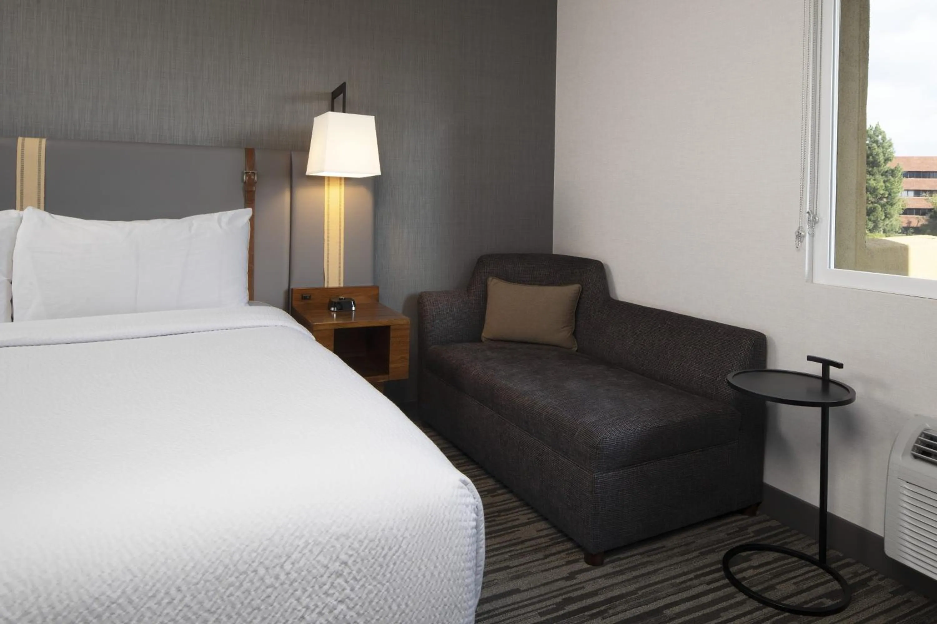 Photo of the whole room, Bed in Four Points by Sheraton Los Angeles Westside