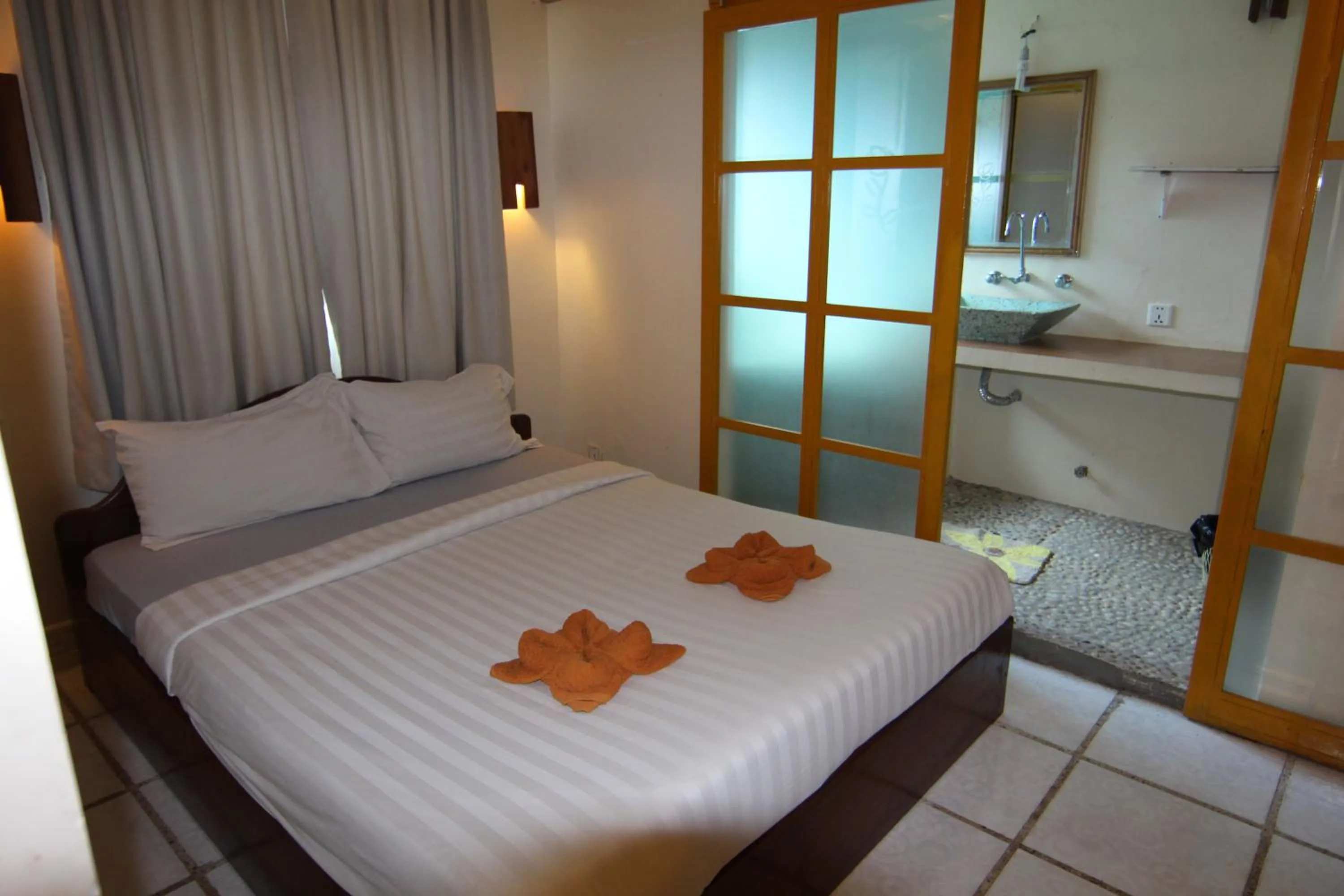 Shower, Bed in Naga Angkor Hostel