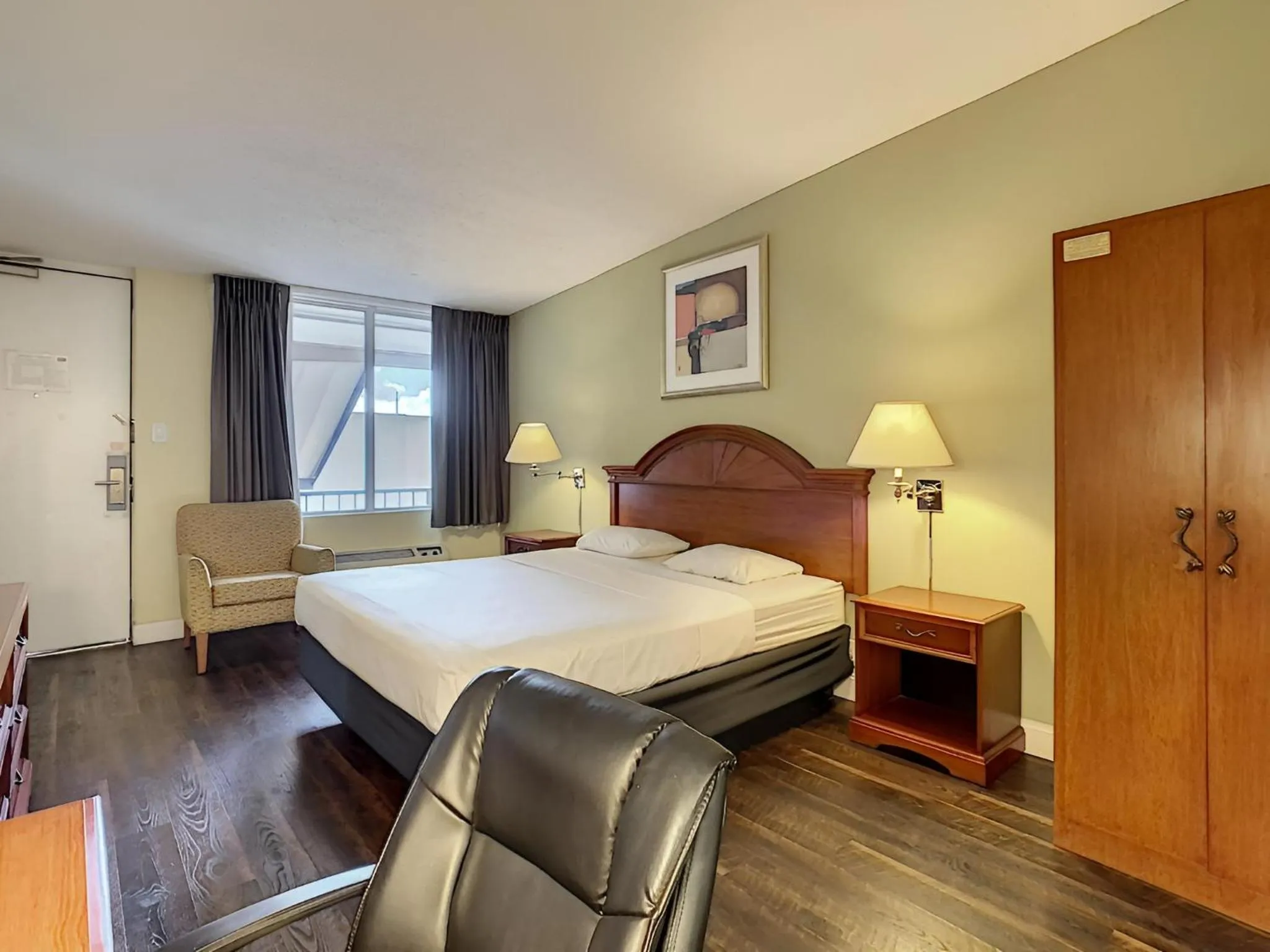 Bed in Stayable Orlando at Florida Mall