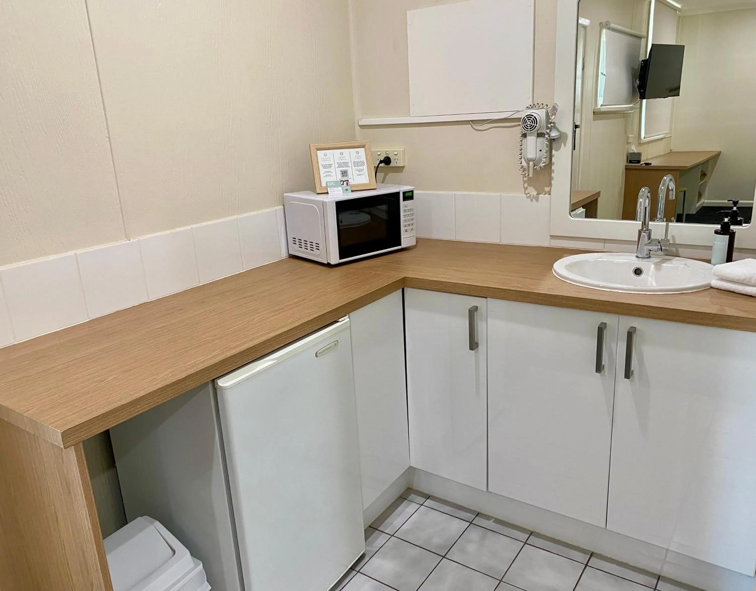Kitchen or kitchenette in High Street Motel