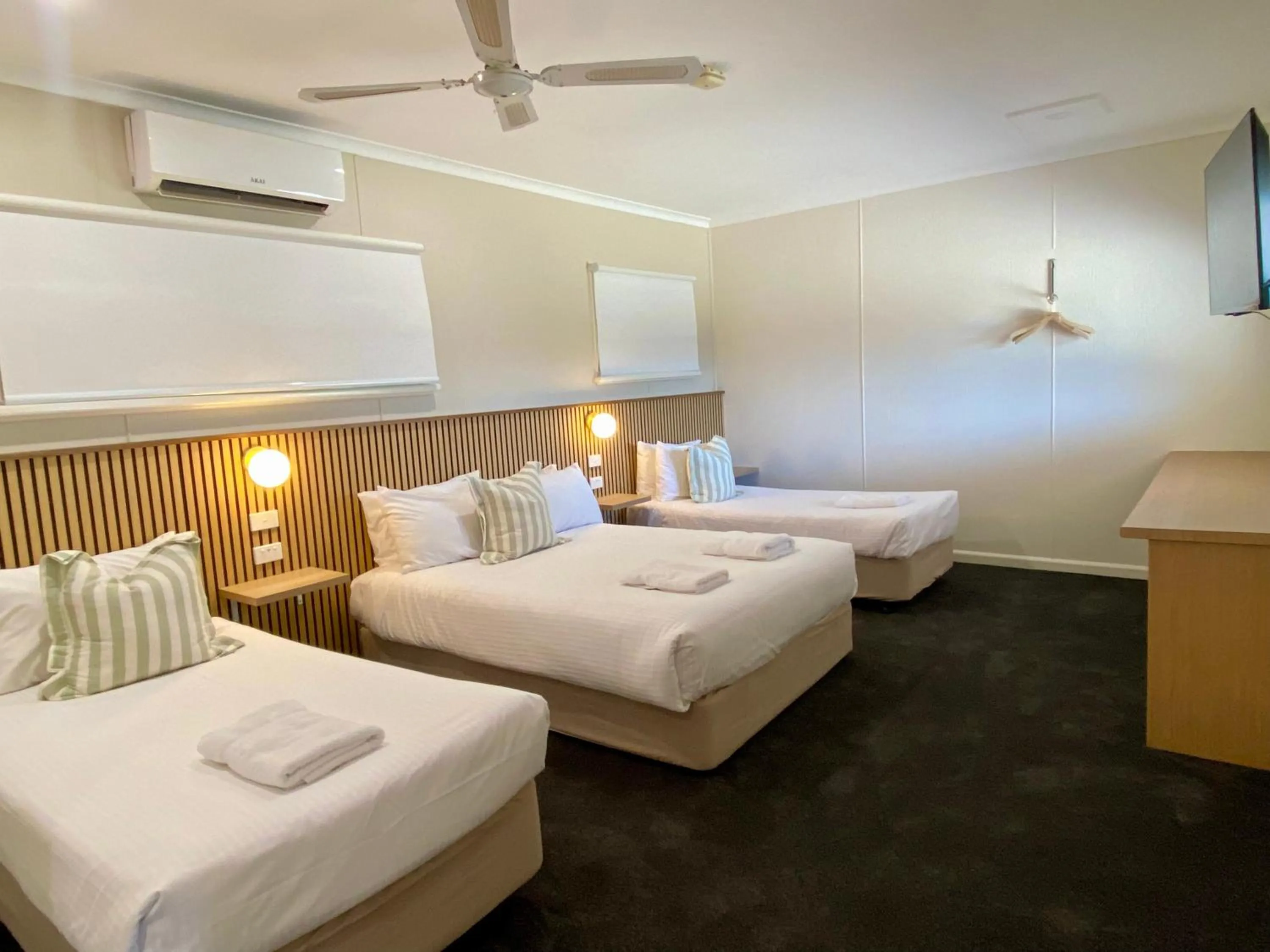 Bedroom, Bed in High Street Motel