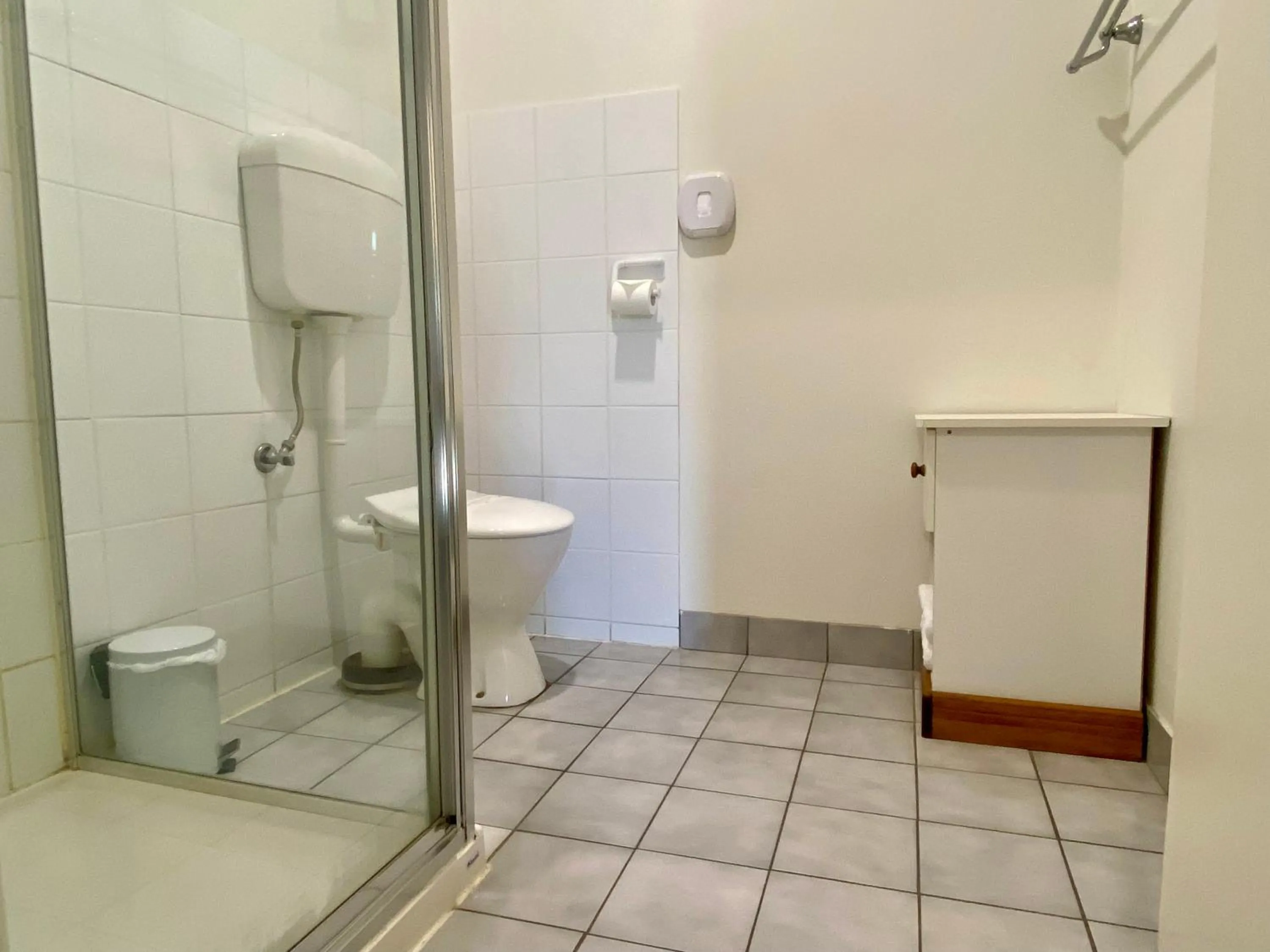 Bathroom in High Street Motel