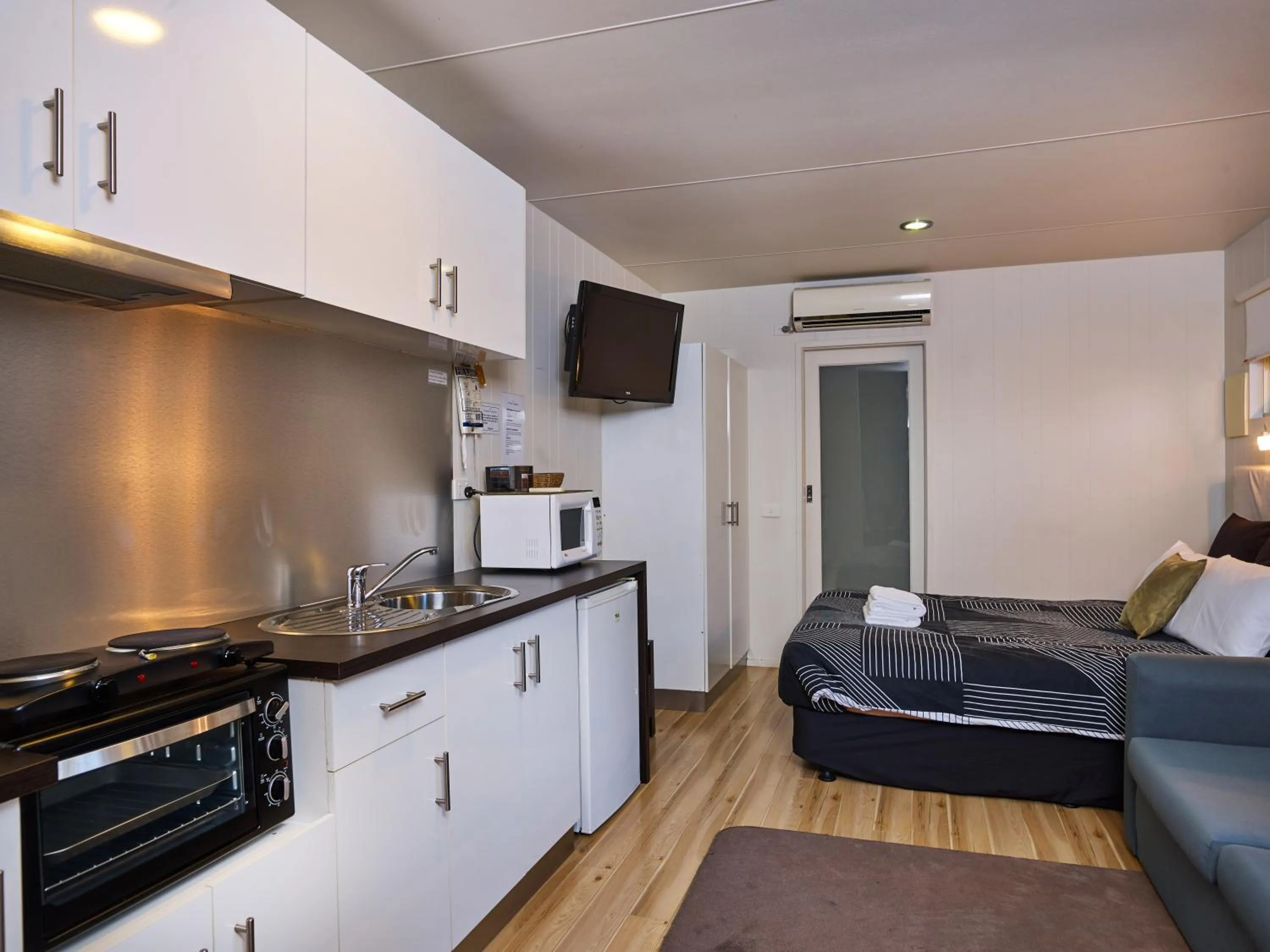 Communal lounge/ TV room in Myrtleford Motel on Alpine