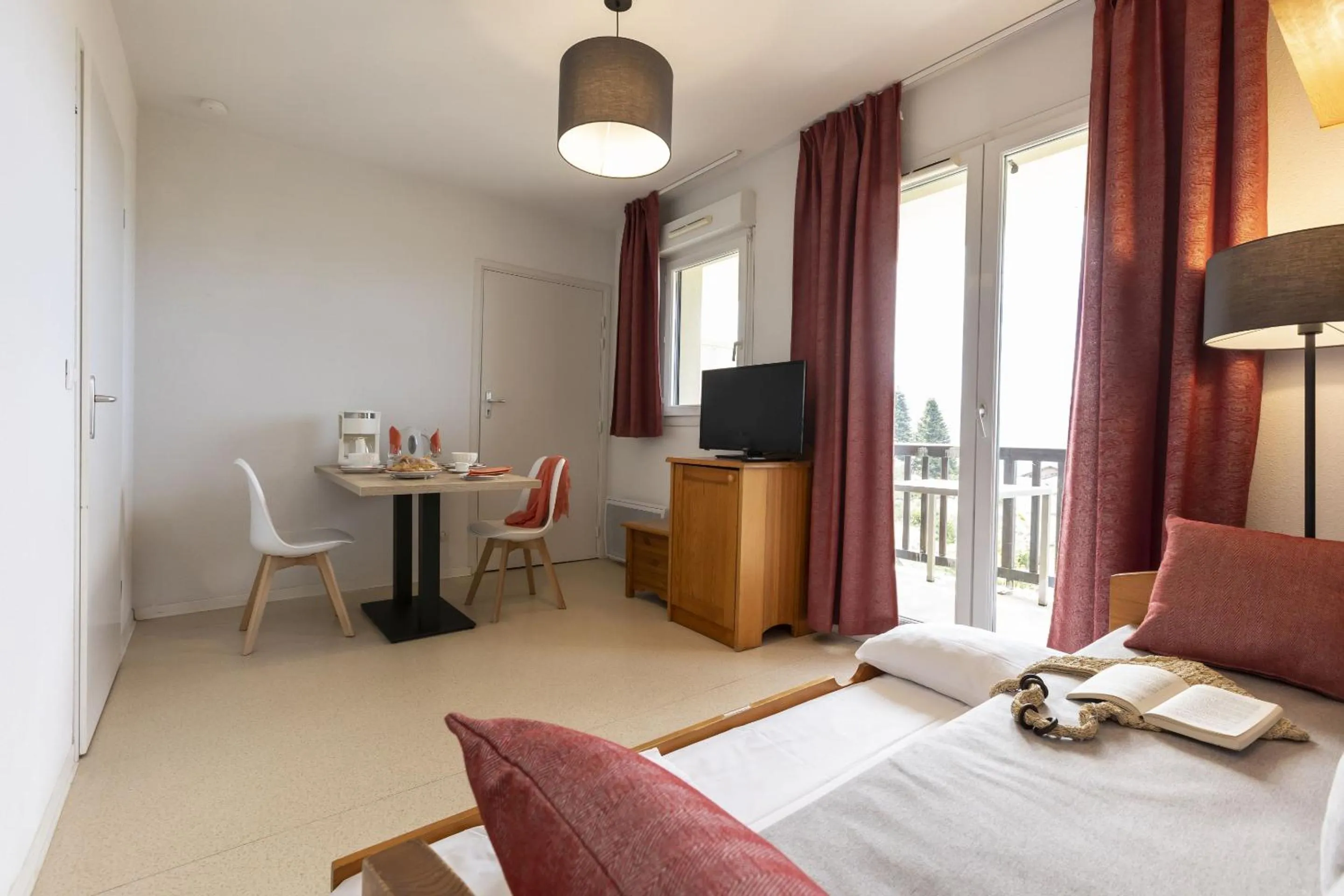 Dining area, Bed in Résidence Odalys Mille Soleils