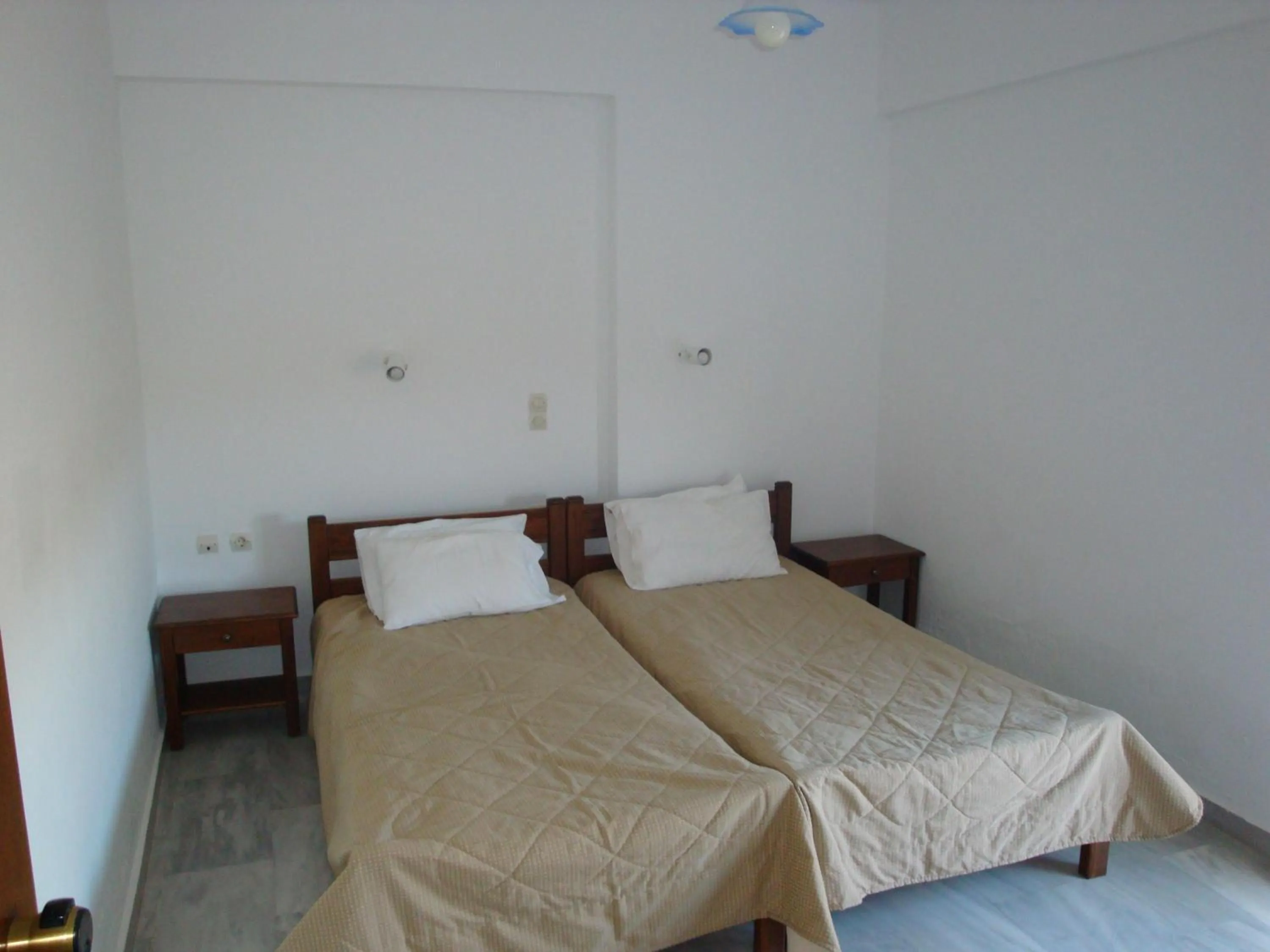 Bedroom, Bed in Calamon Apartments