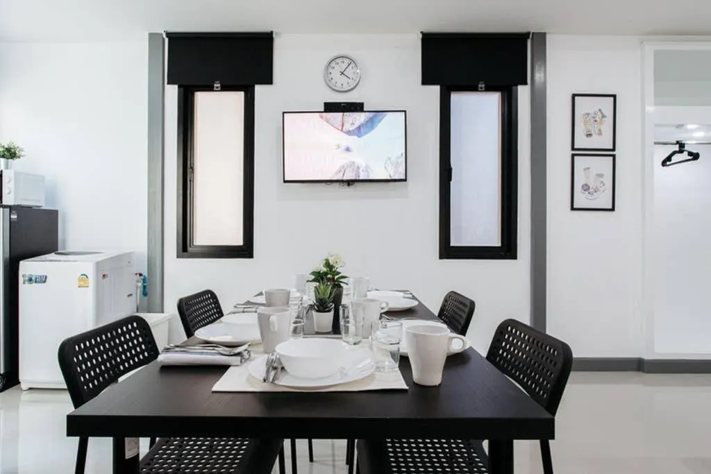 Restaurant/places to eat in P4 Silom Large 2beds full kitchen WIFI 4-6pax