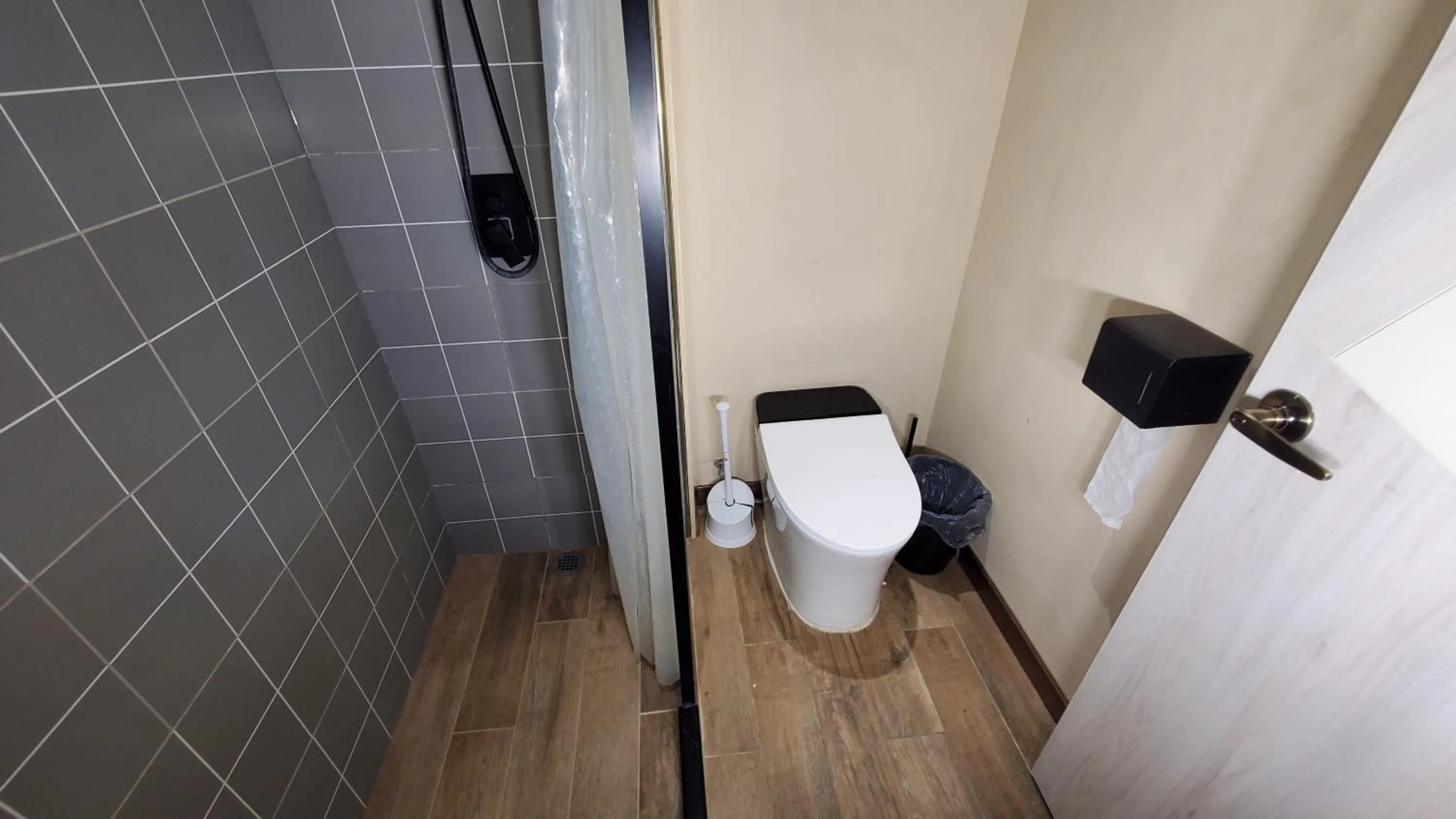 Shower in American Inn