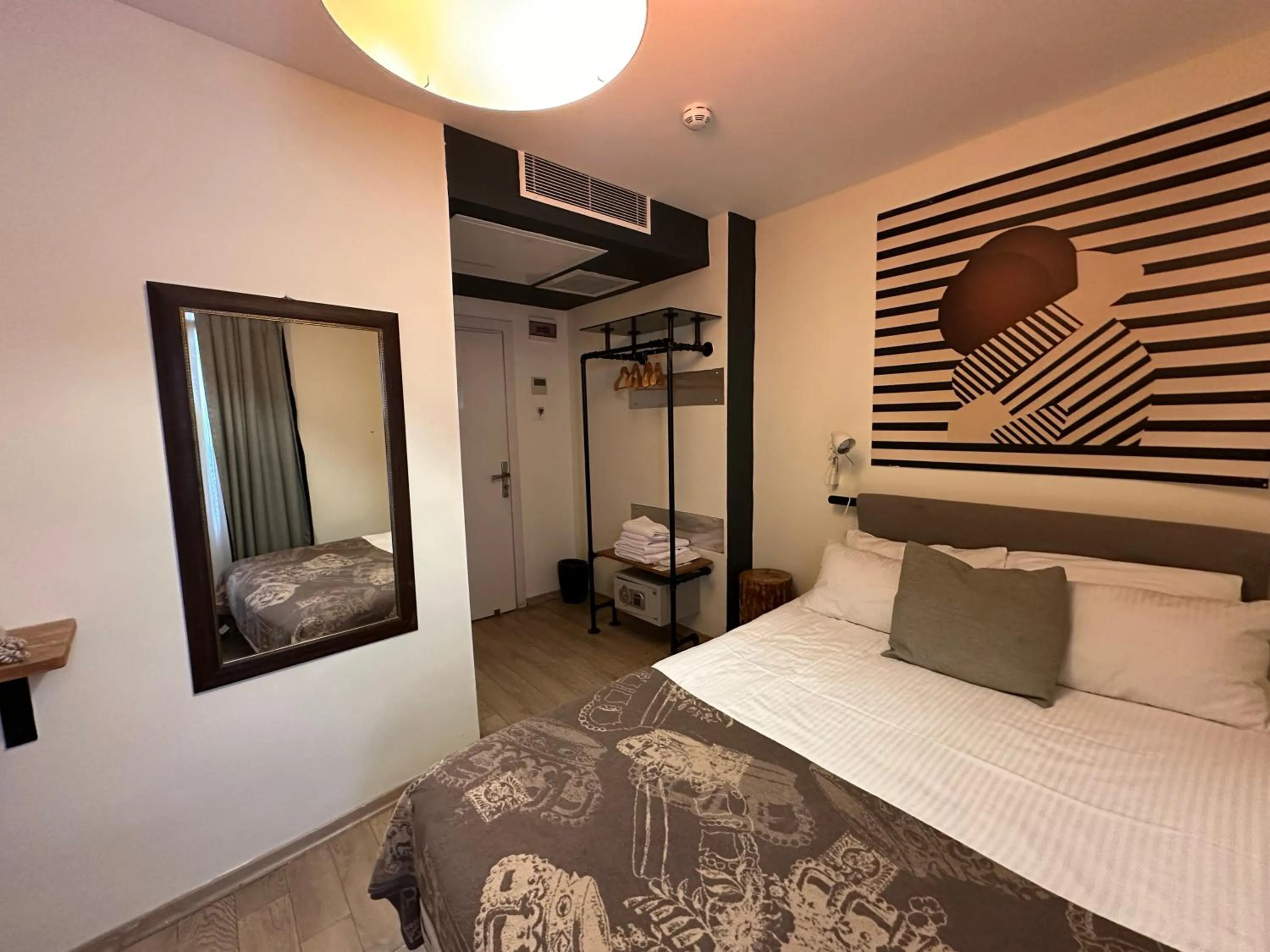 Photo of the whole room, Bed in Rumours Inn