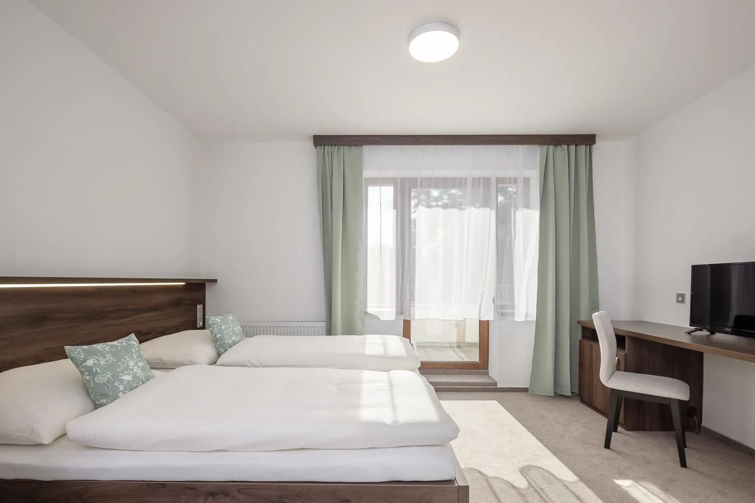 Balcony/Terrace, Bed in Hotel Grand