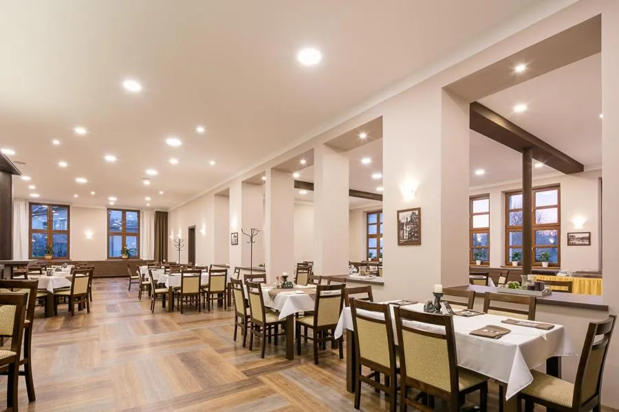 Restaurant/places to eat in Hotel Grand