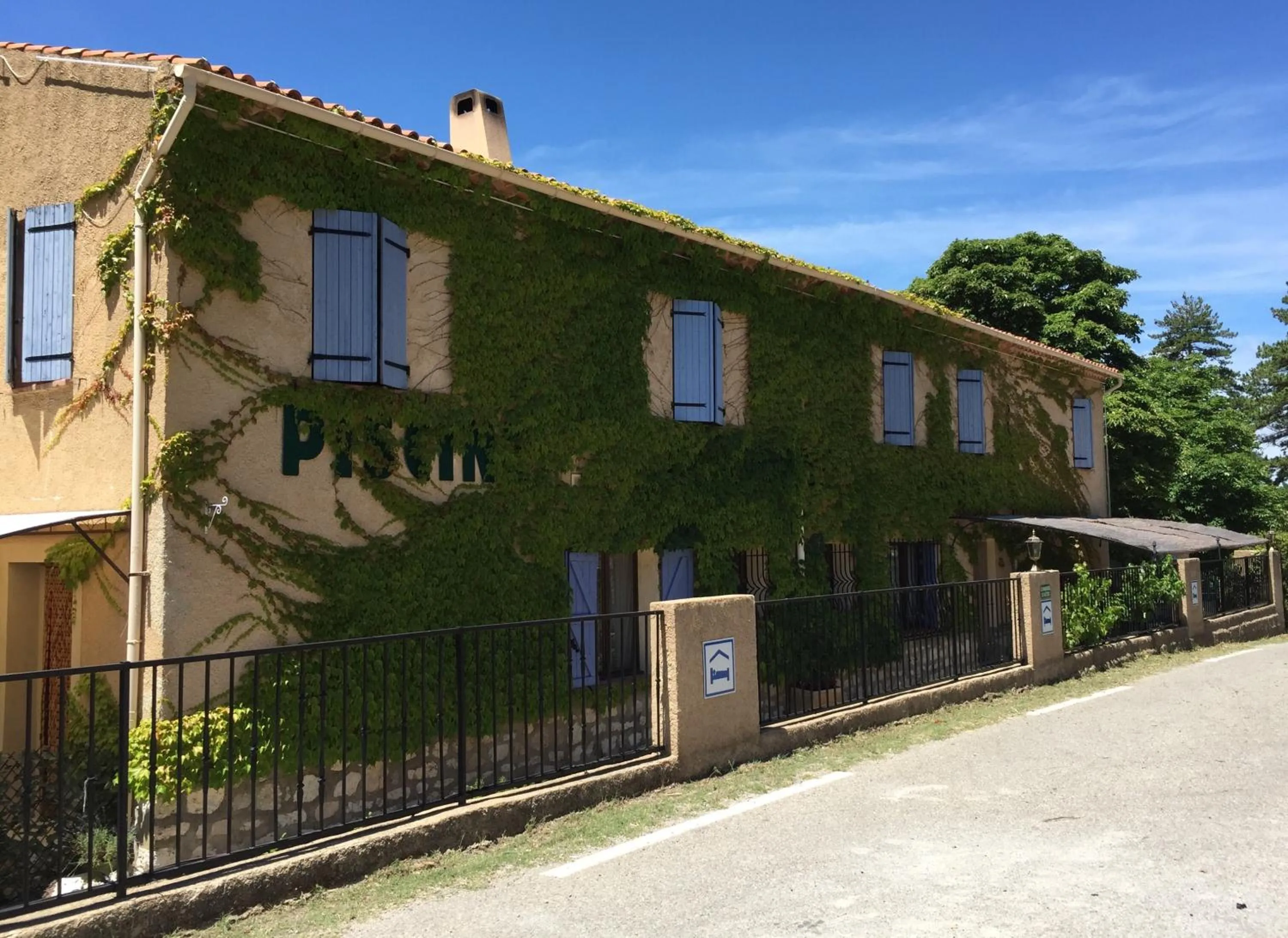 Facade/entrance in Le Bosquet