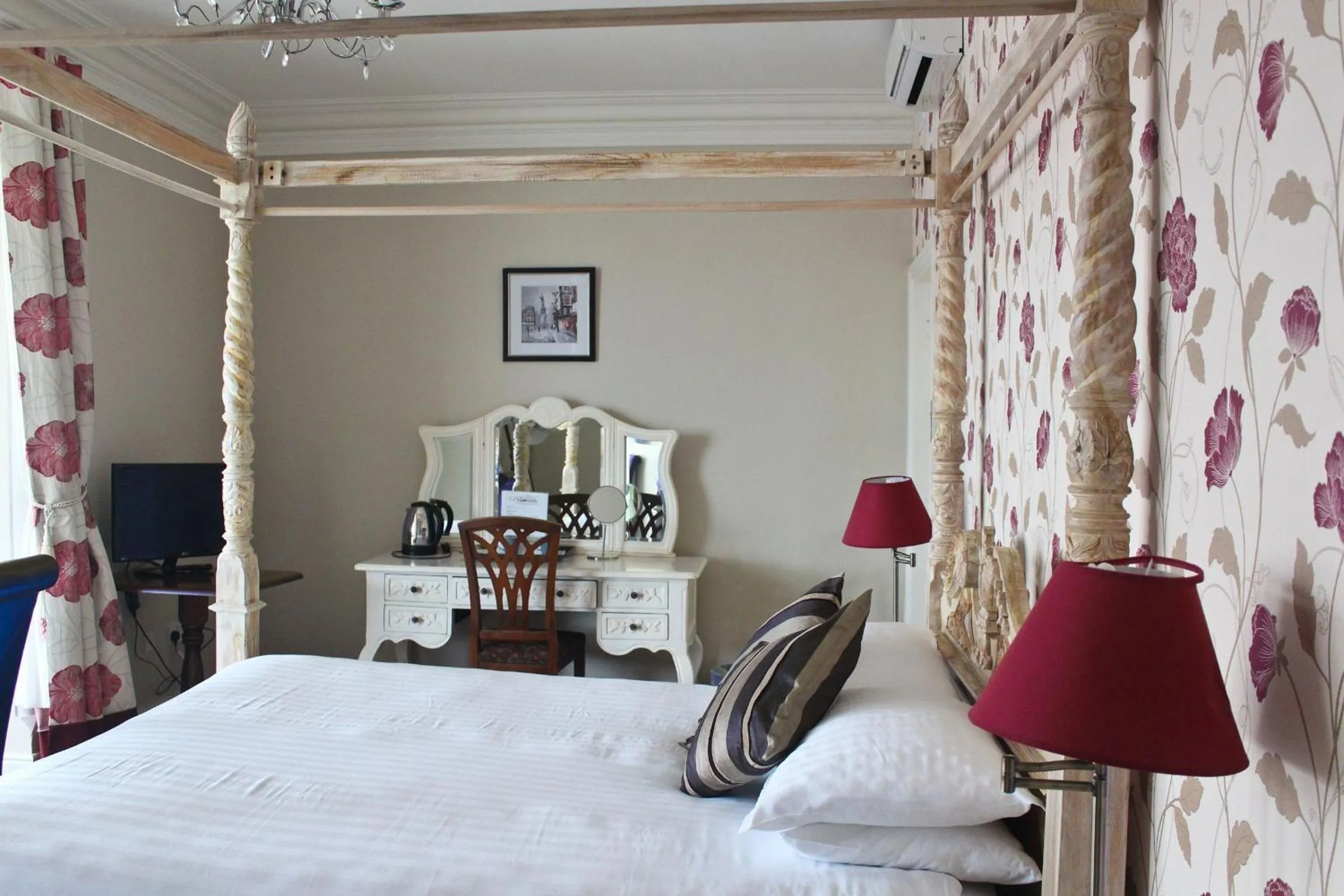 Bed in Royal Valentia Hotel