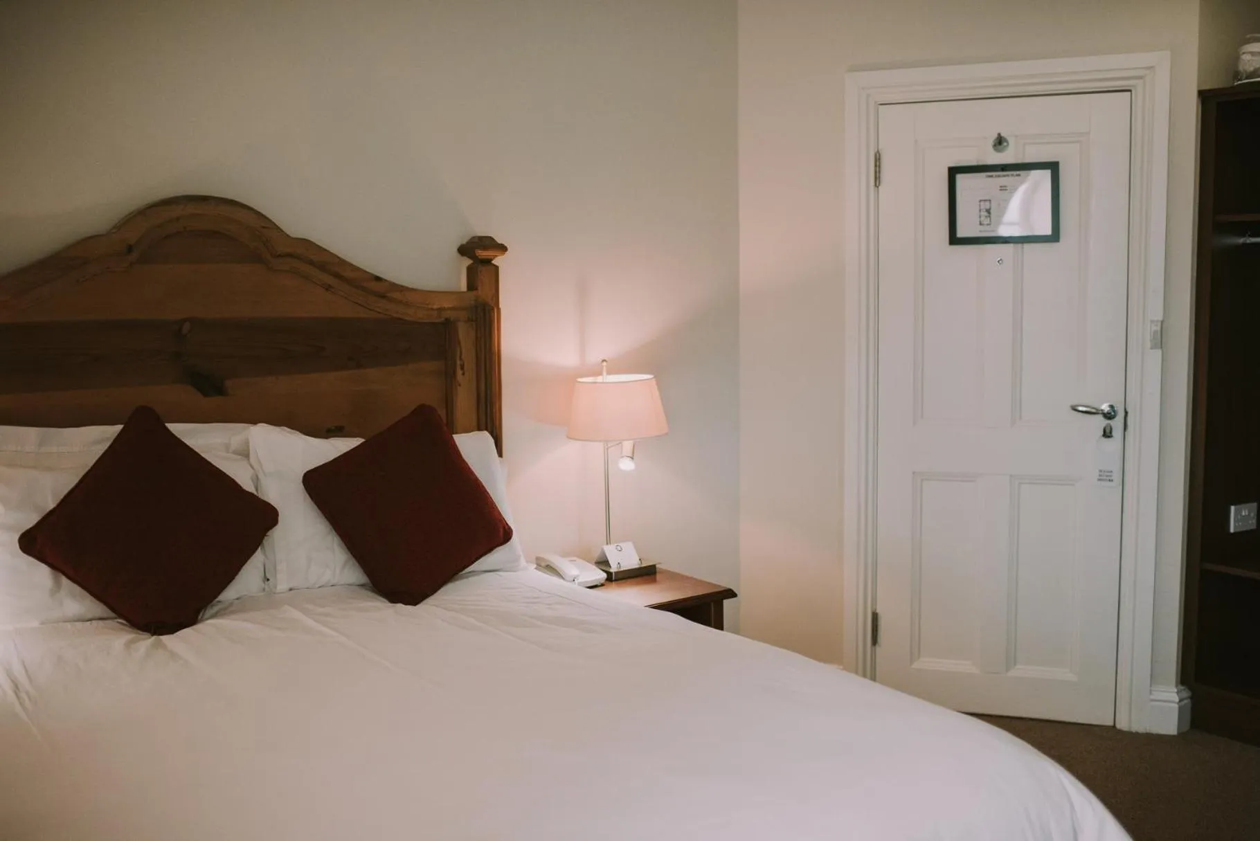 Photo of the whole room, Bed in Royal Valentia Hotel