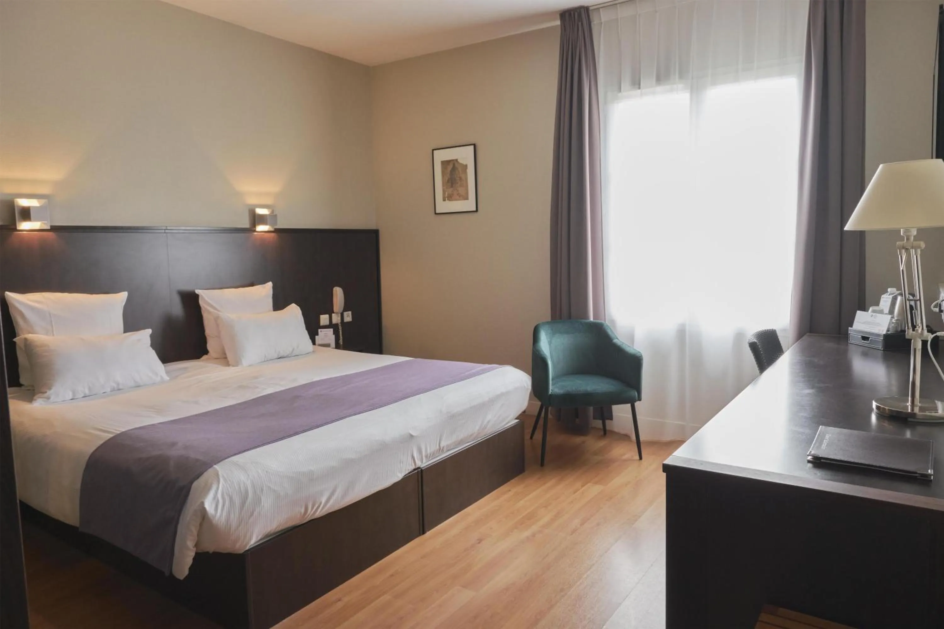 Bedroom, Bed in Best Western Plus Le Canard sur le Toit