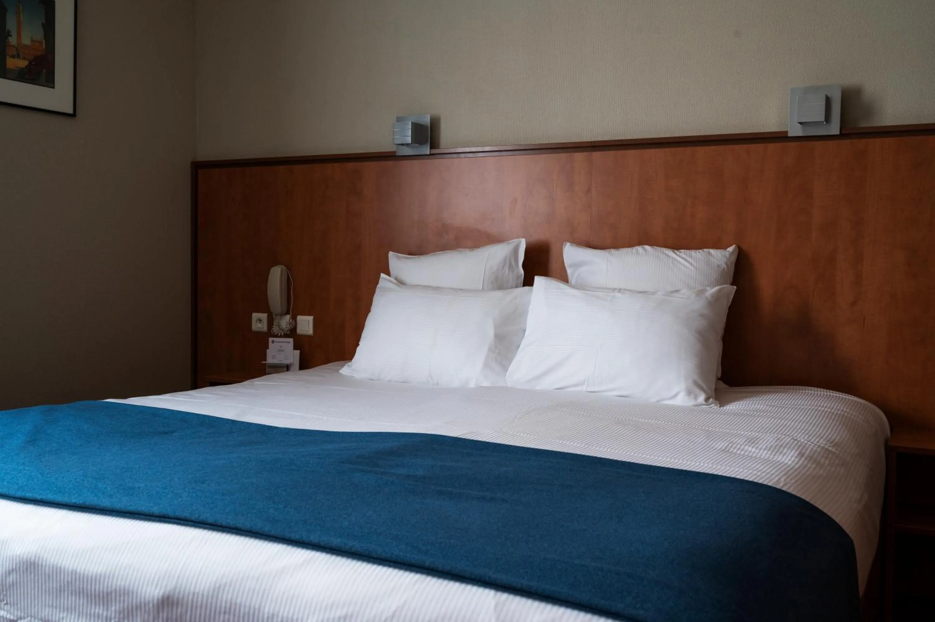 Bed in Best Western Plus Le Canard sur le Toit