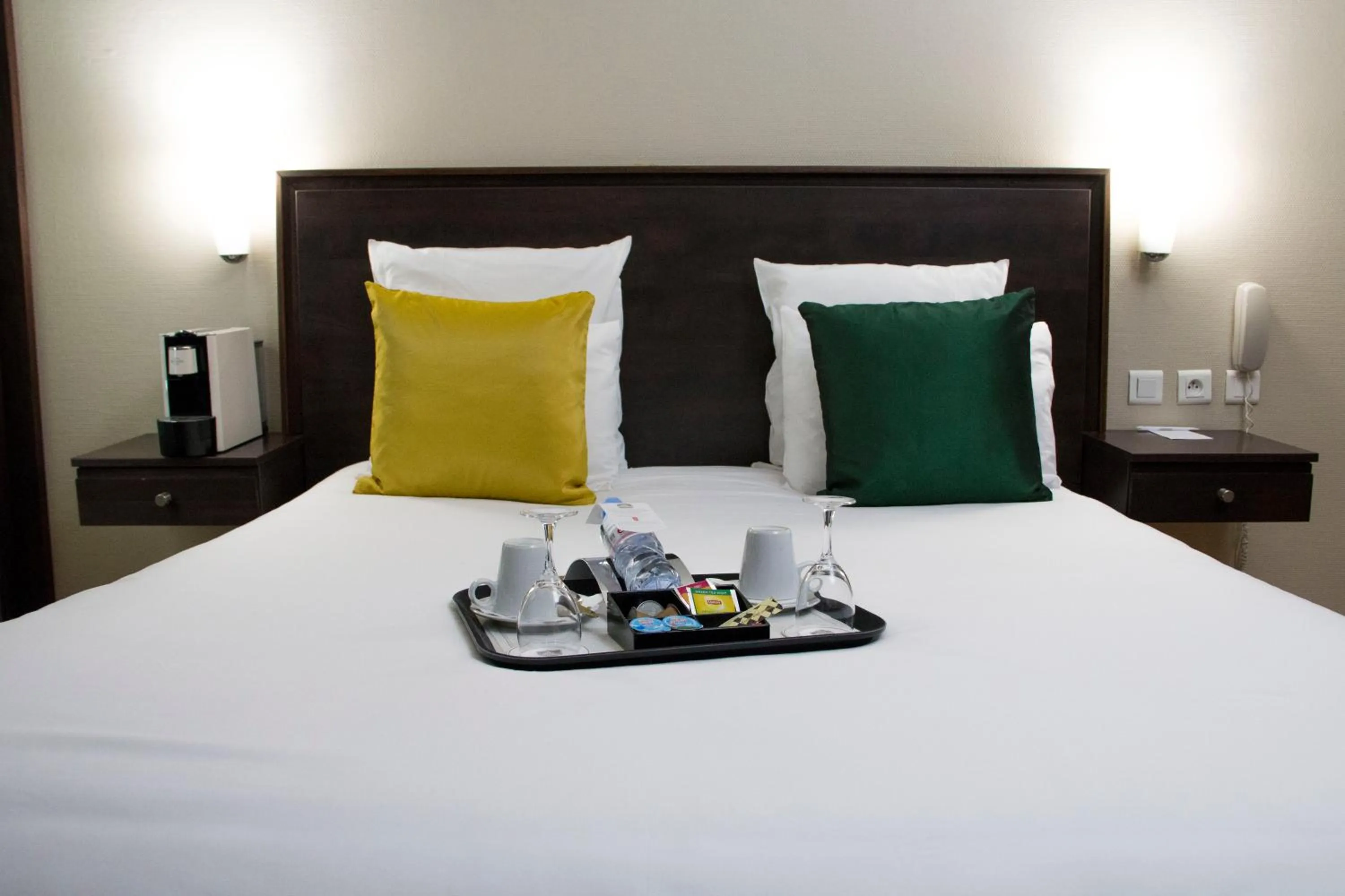 Bed in Best Western Plus Le Canard sur le Toit