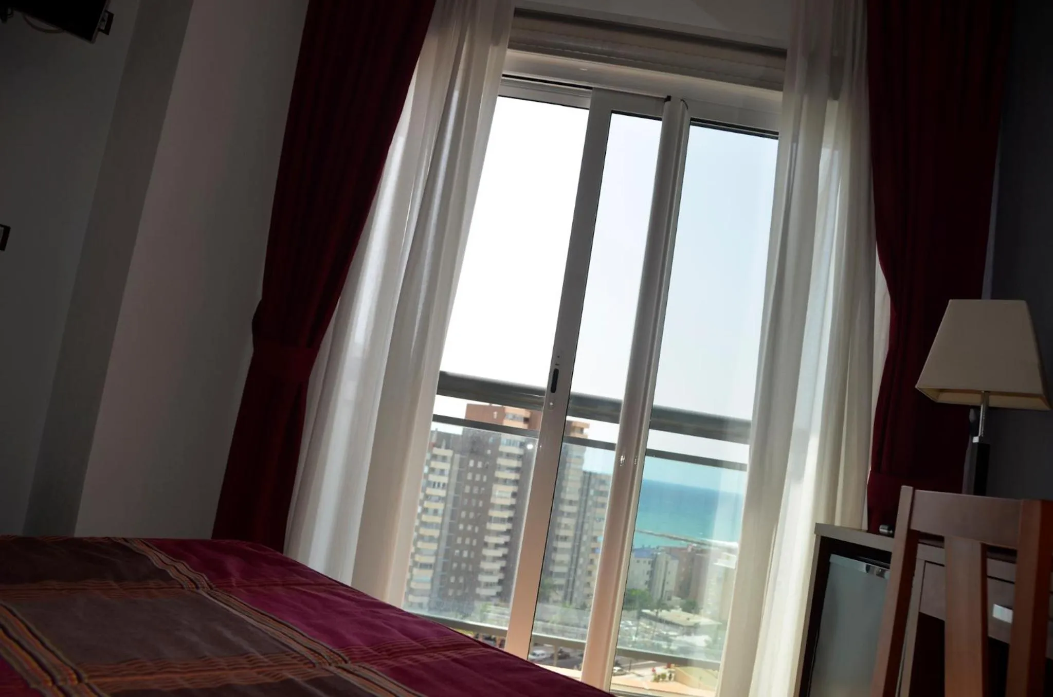 Day, Bed in La Familia Gallo Rojo