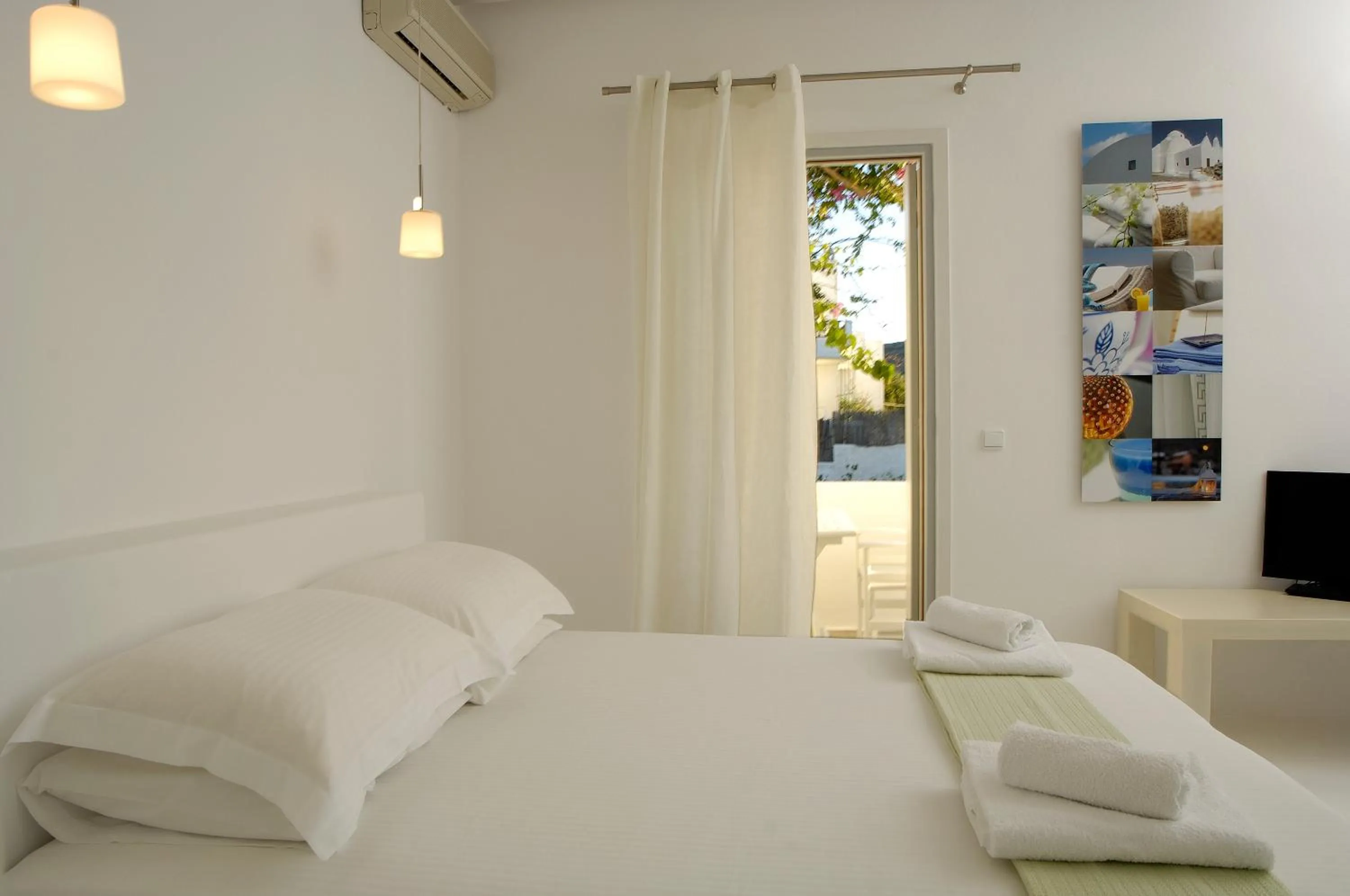 Bed in Kapetan Tasos Suites