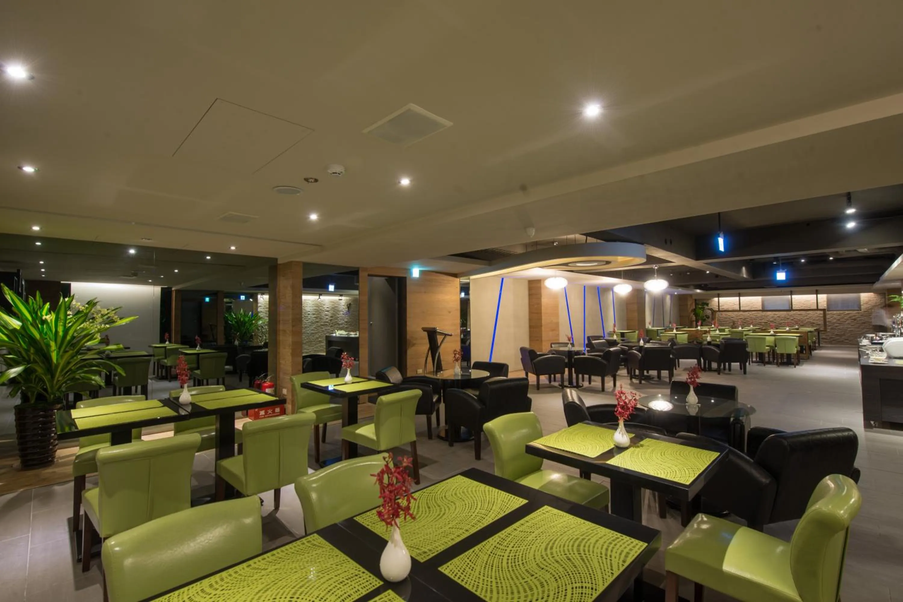 Restaurant/places to eat in Simple + Hotel