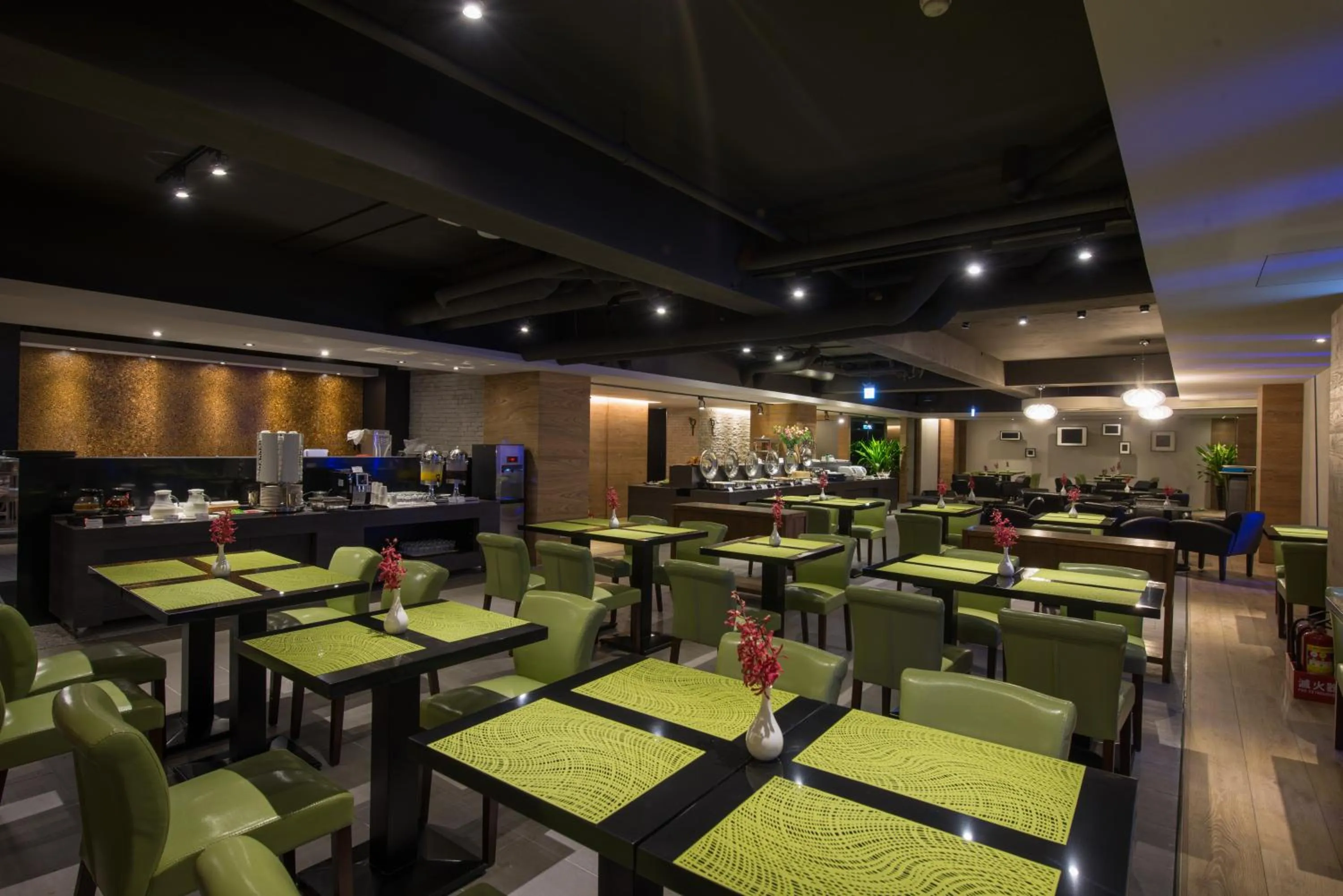 Restaurant/places to eat in Simple + Hotel