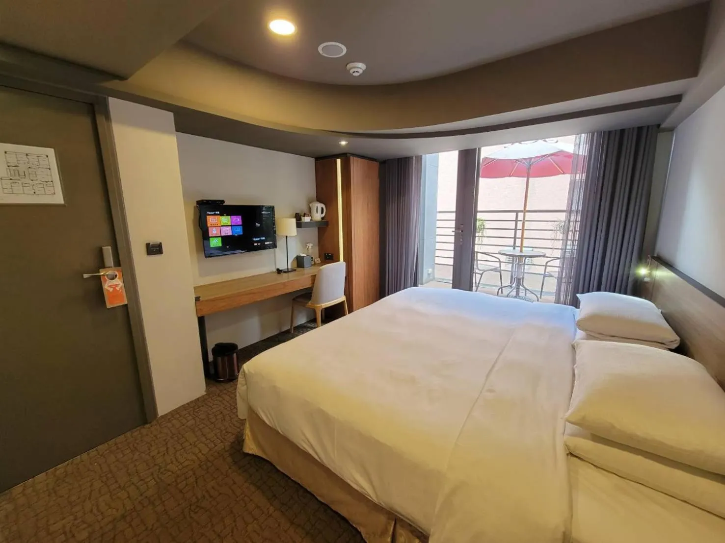 Photo of the whole room, Bed in Simple + Hotel