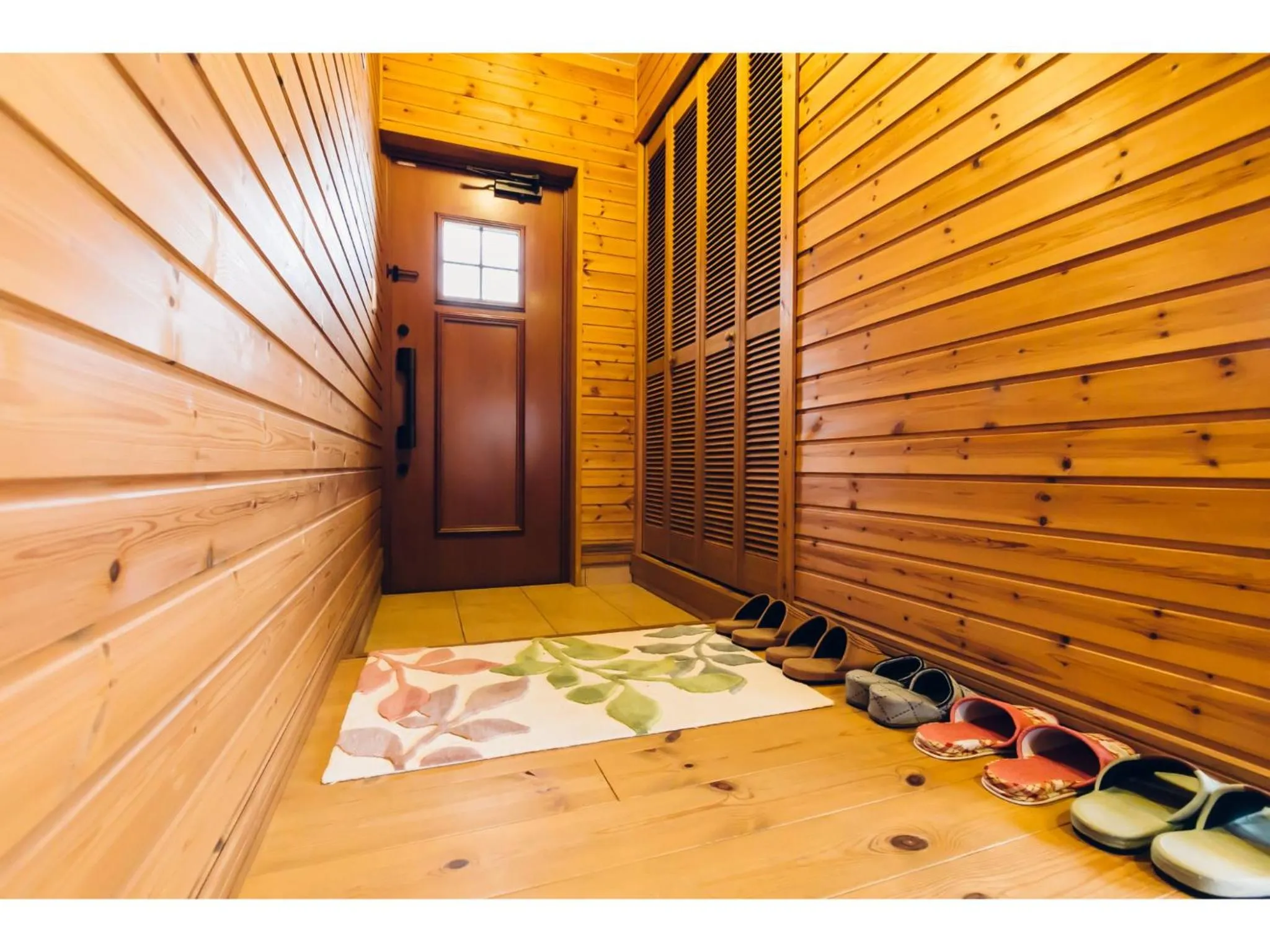 Photo of the whole room in LAKE view PRIVATE log house