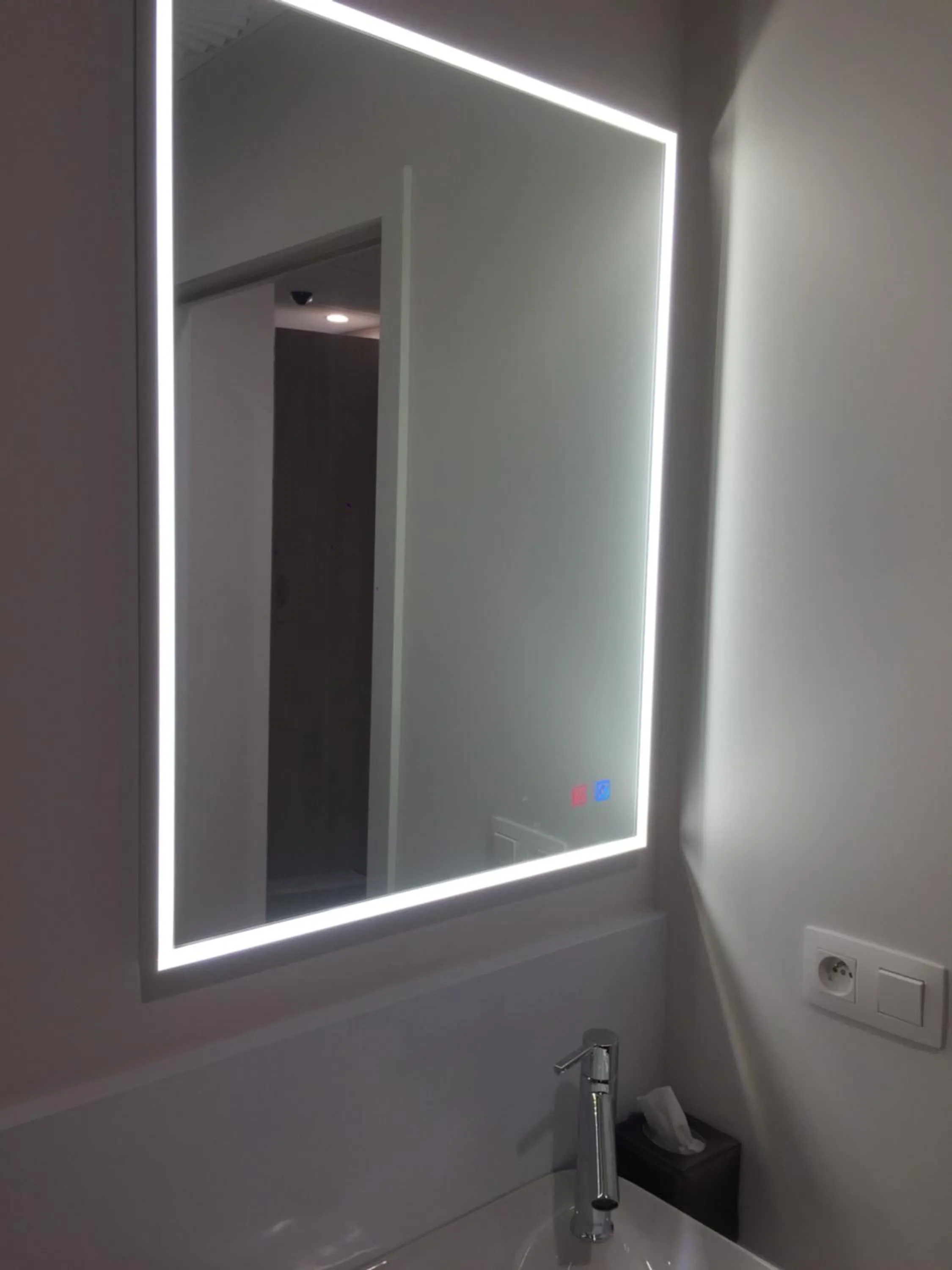 Bathroom in cité impériale ye