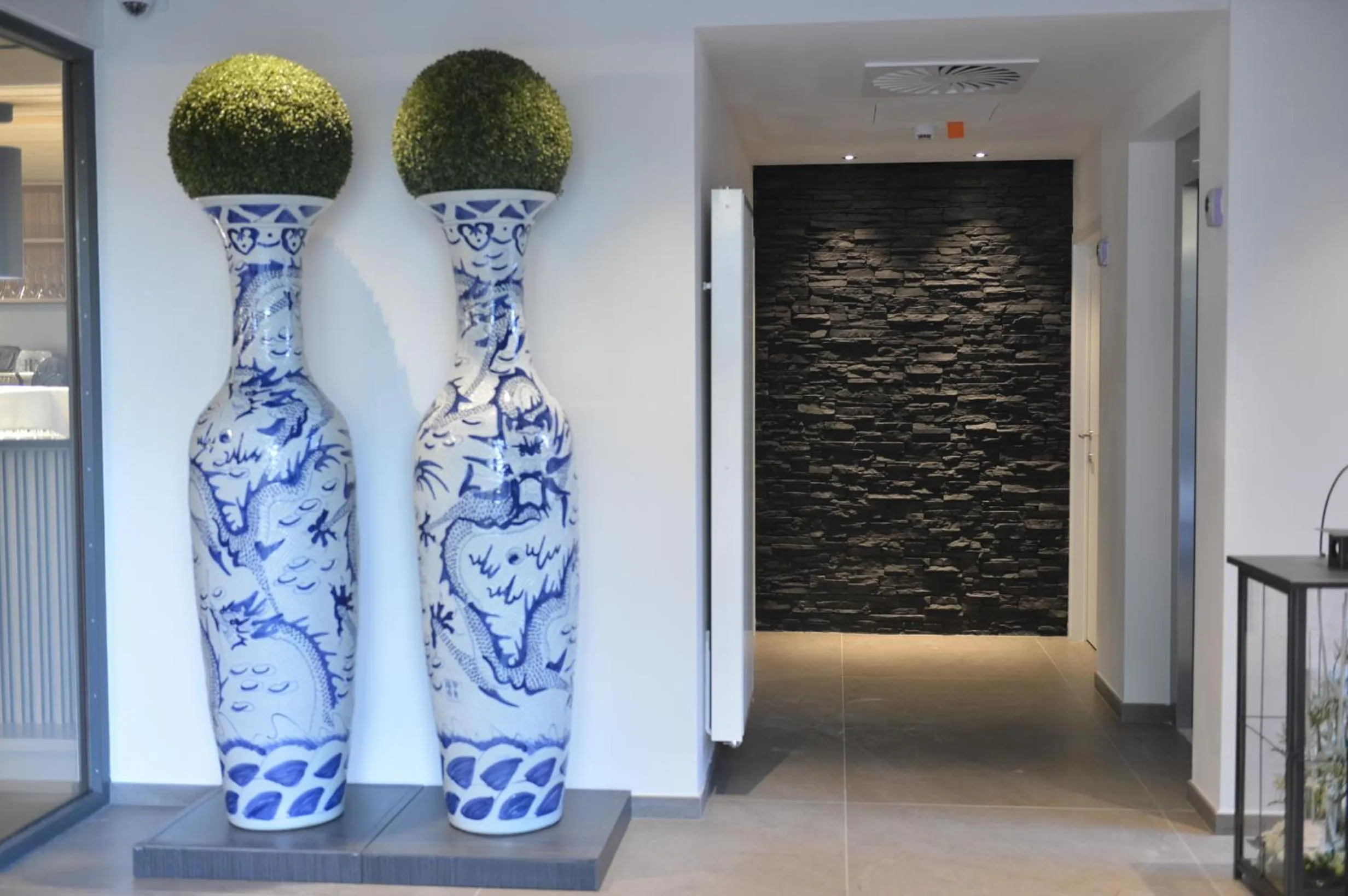 Facade/entrance in cité impériale ye