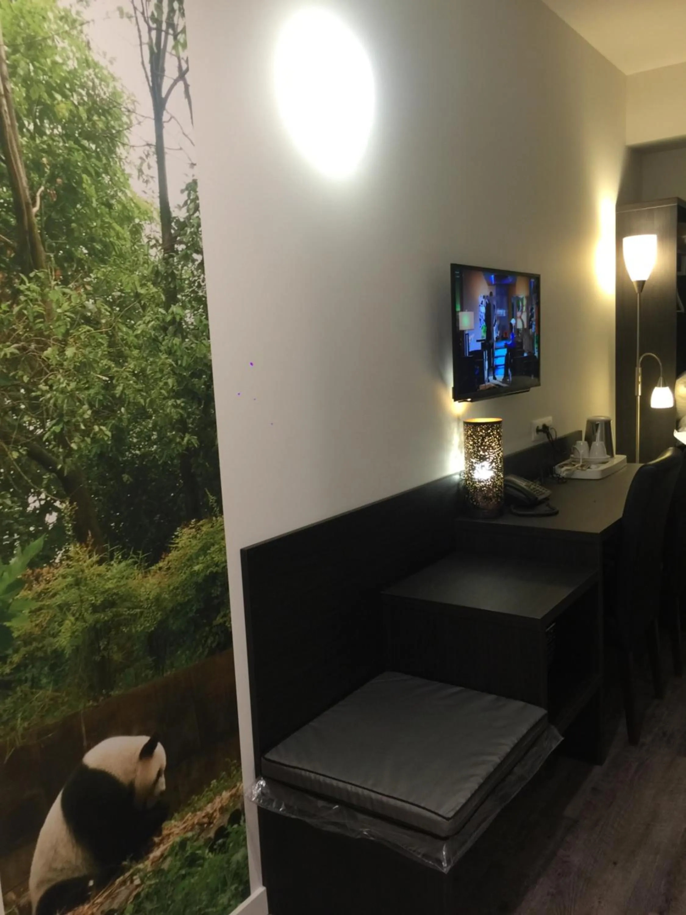 Bedroom in cité impériale ye