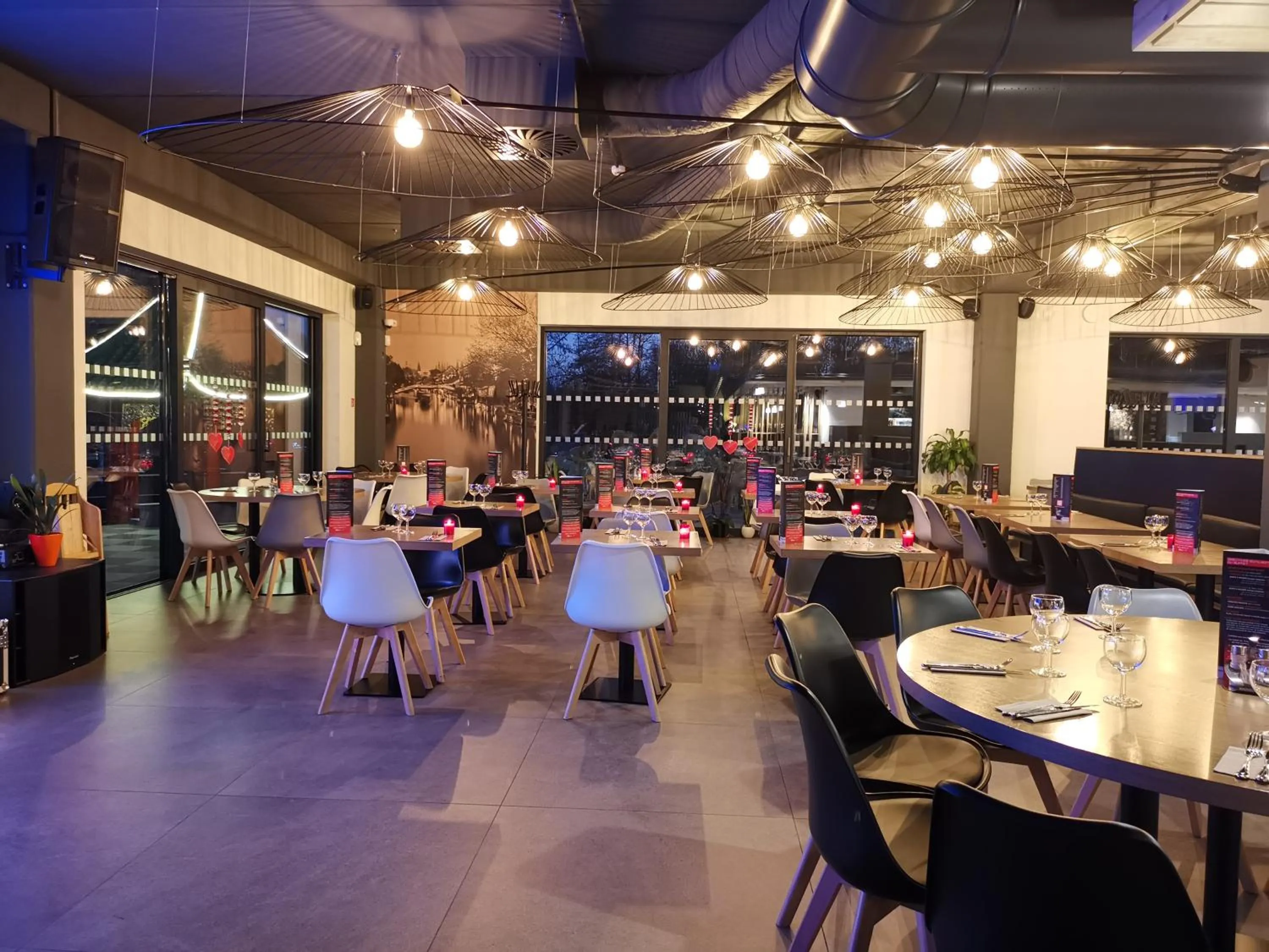 Restaurant/places to eat in cité impériale ye