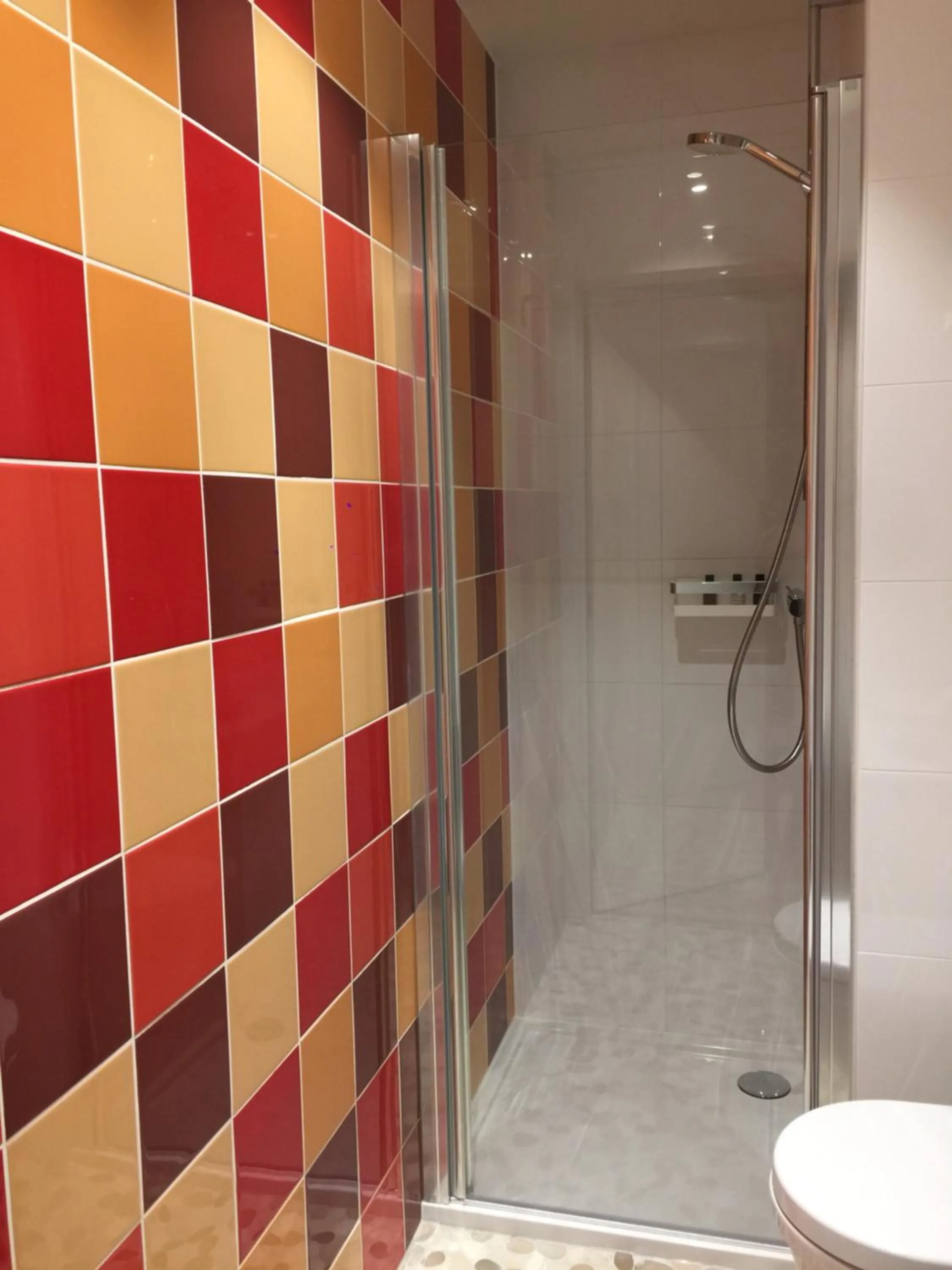 Shower in cité impériale ye