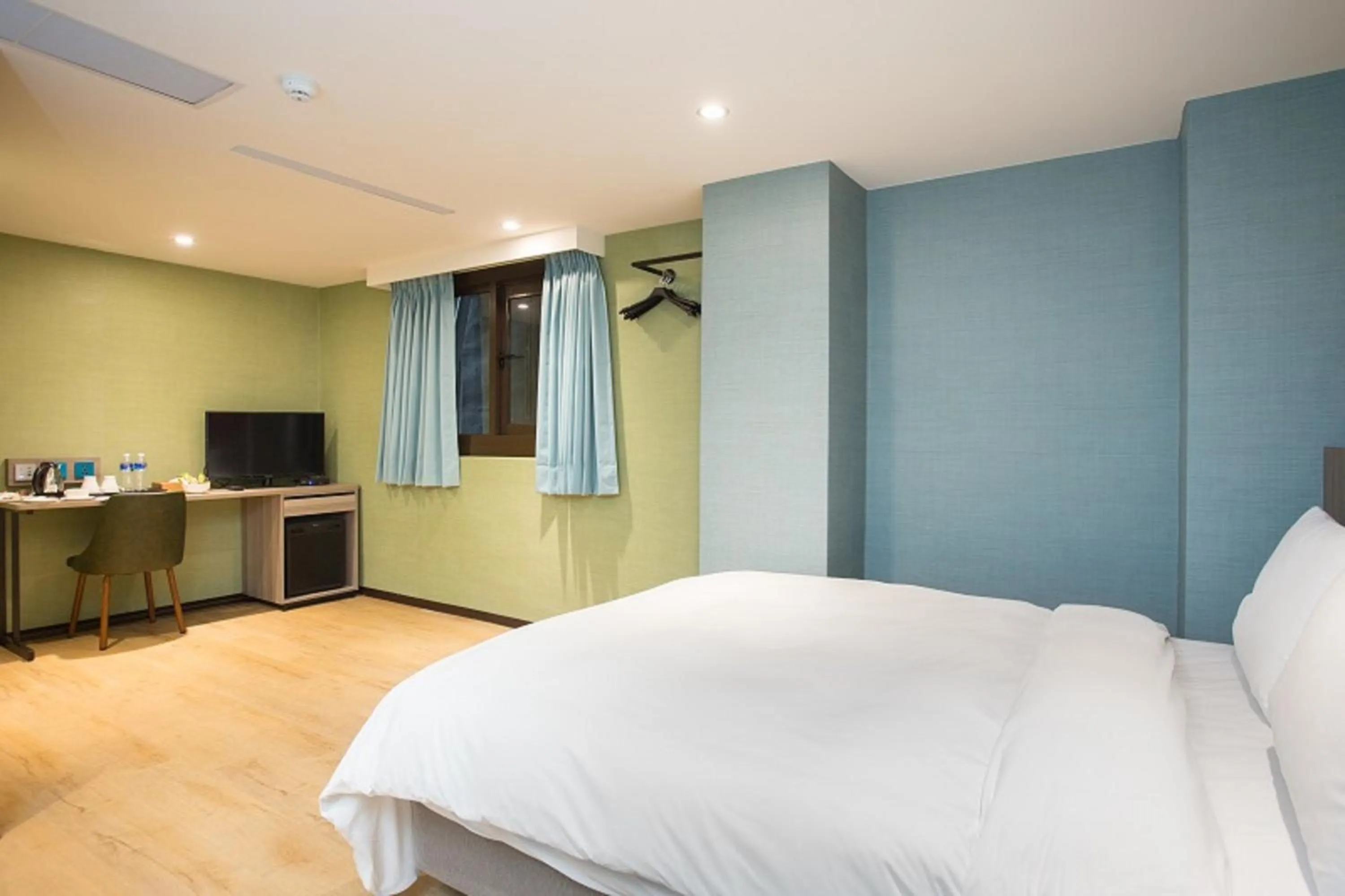 Bedroom, Bed in Rainbow Hotel