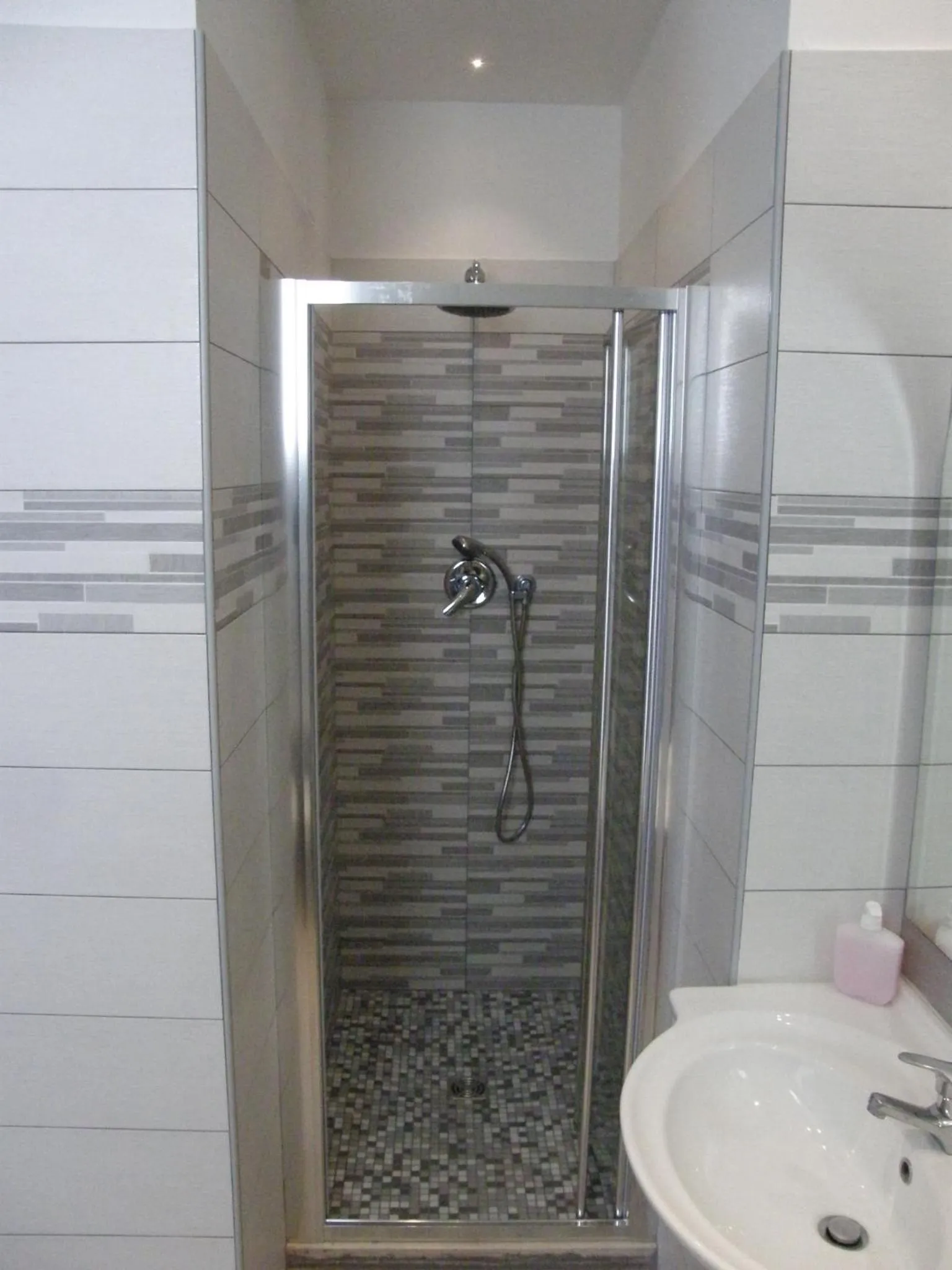 Bathroom in Hotel Stefan Room & Breakfast